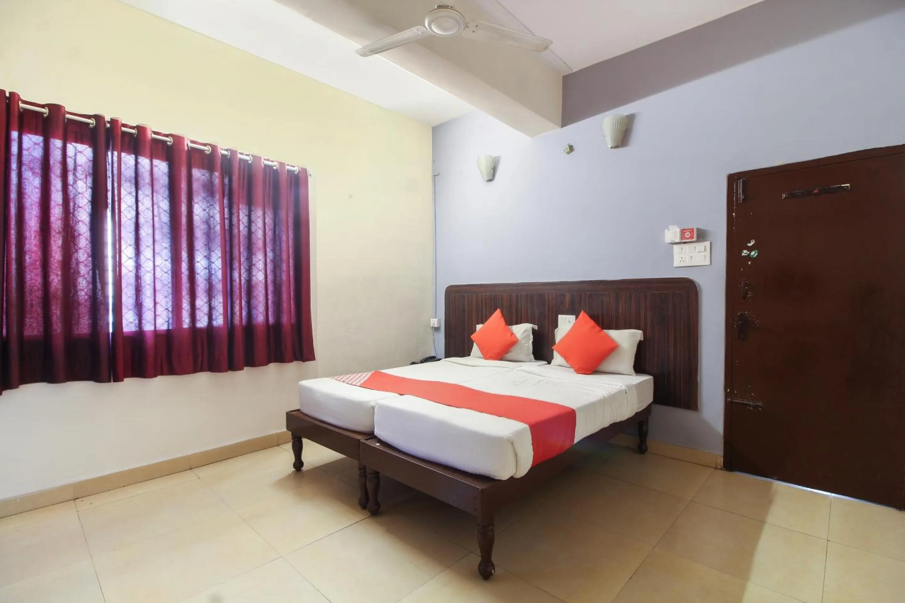 Bedroom, Bed in Hotel O Regal Near Paradise Circle