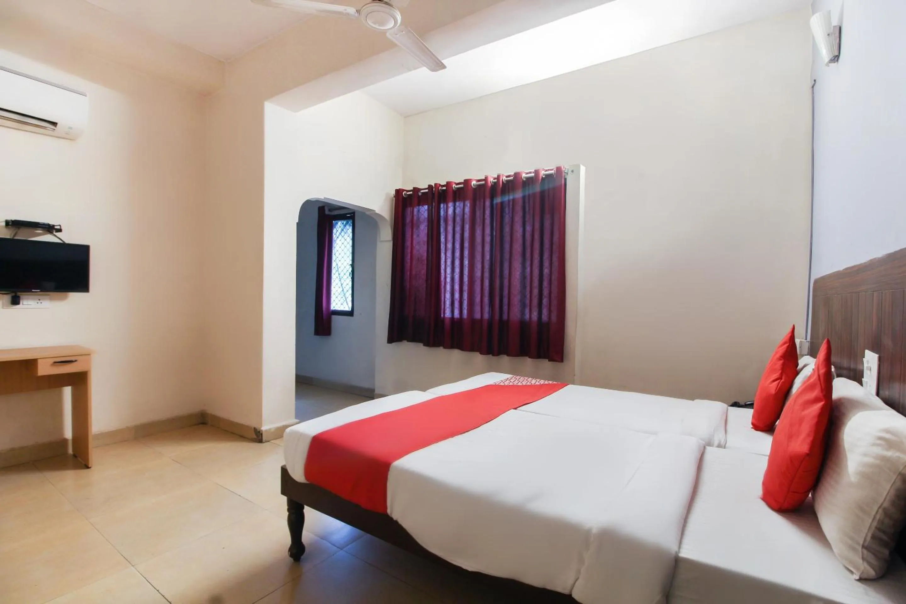 Bedroom, Bed in Hotel O Regal Near Paradise Circle