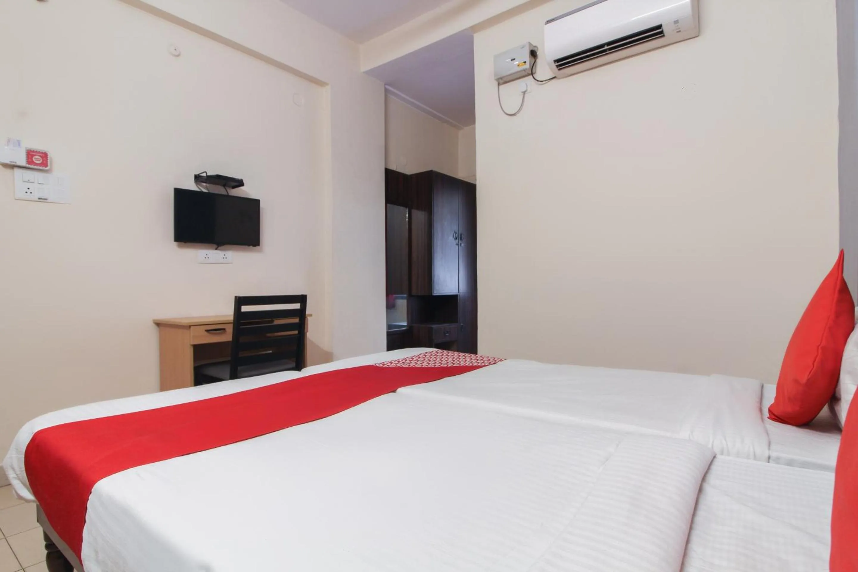 Bedroom, Bed in Hotel O Regal Near Paradise Circle