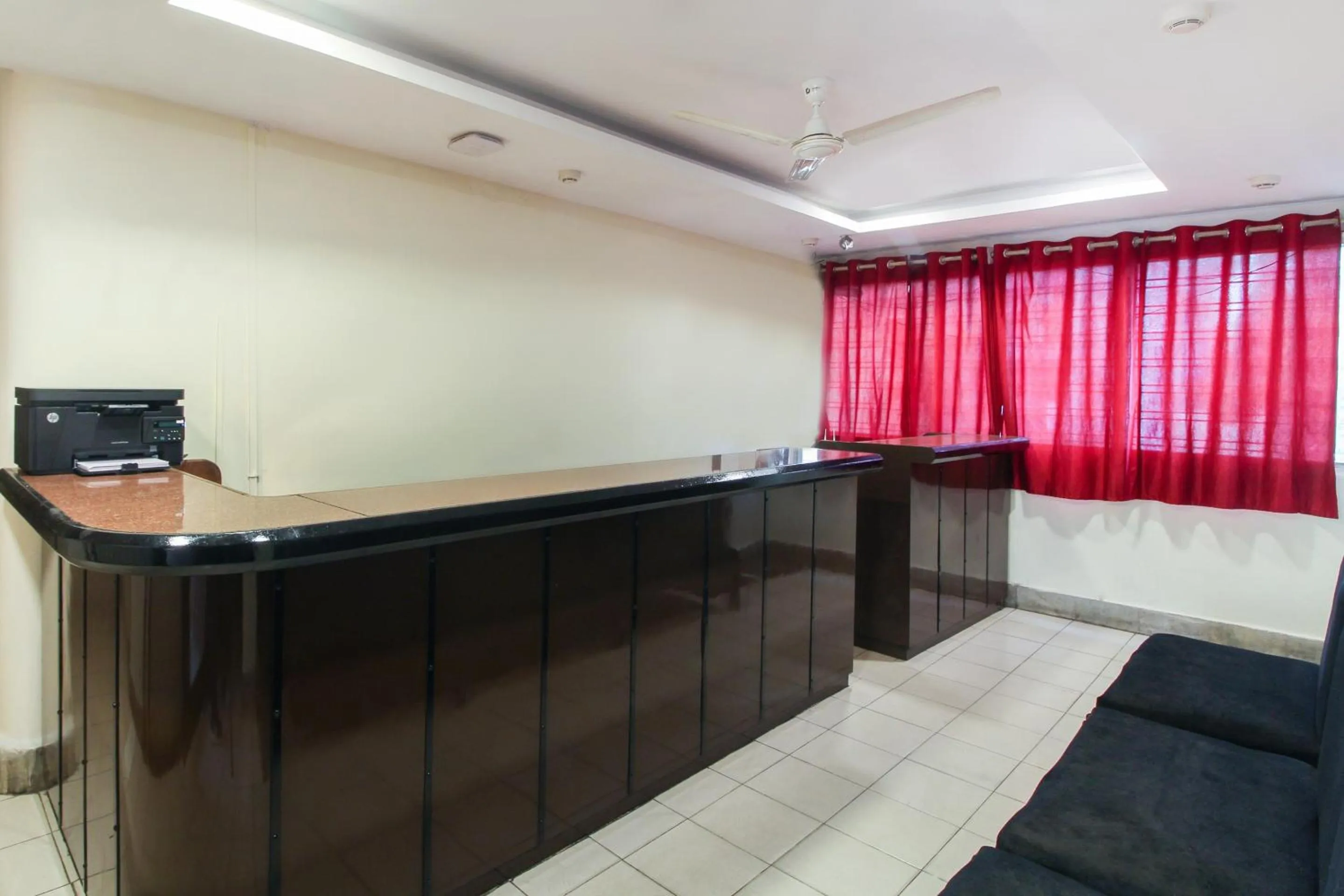 Lobby or reception in Hotel O Regal Near Paradise Circle