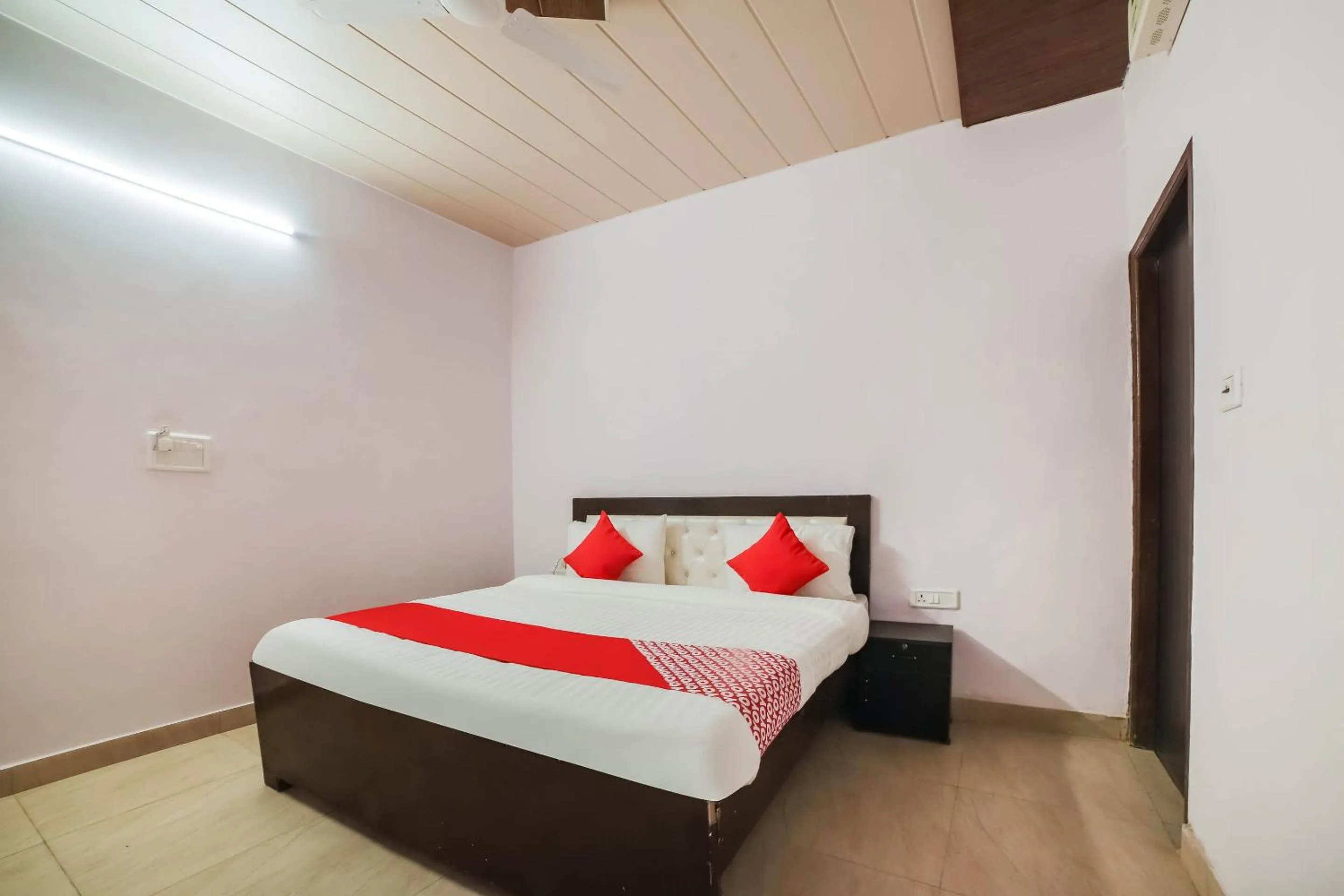 Facade/entrance, Bed in OYO Kl Khari Inn