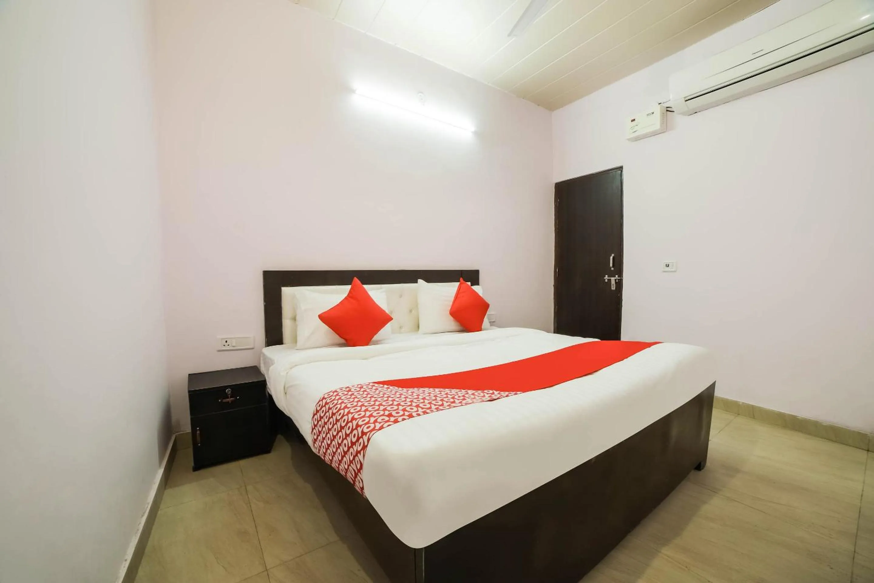 Facade/entrance, Bed in OYO Kl Khari Inn