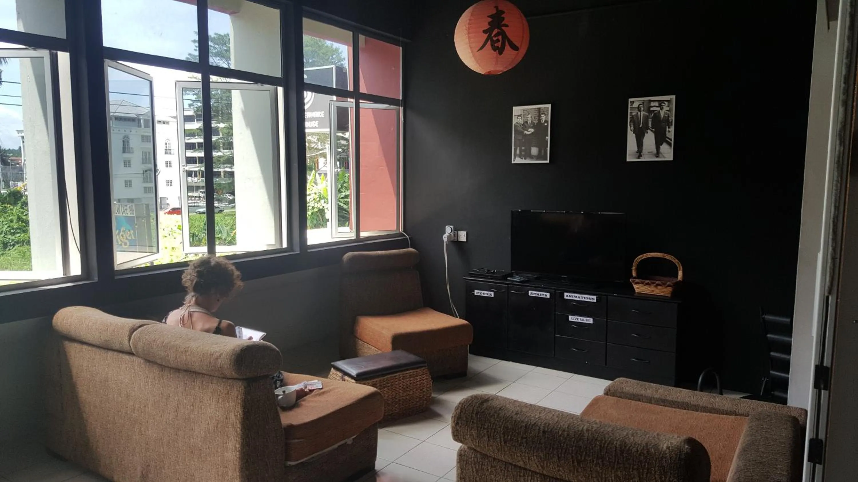 Communal lounge/ TV room in Borneo Sweet Guesthouse
