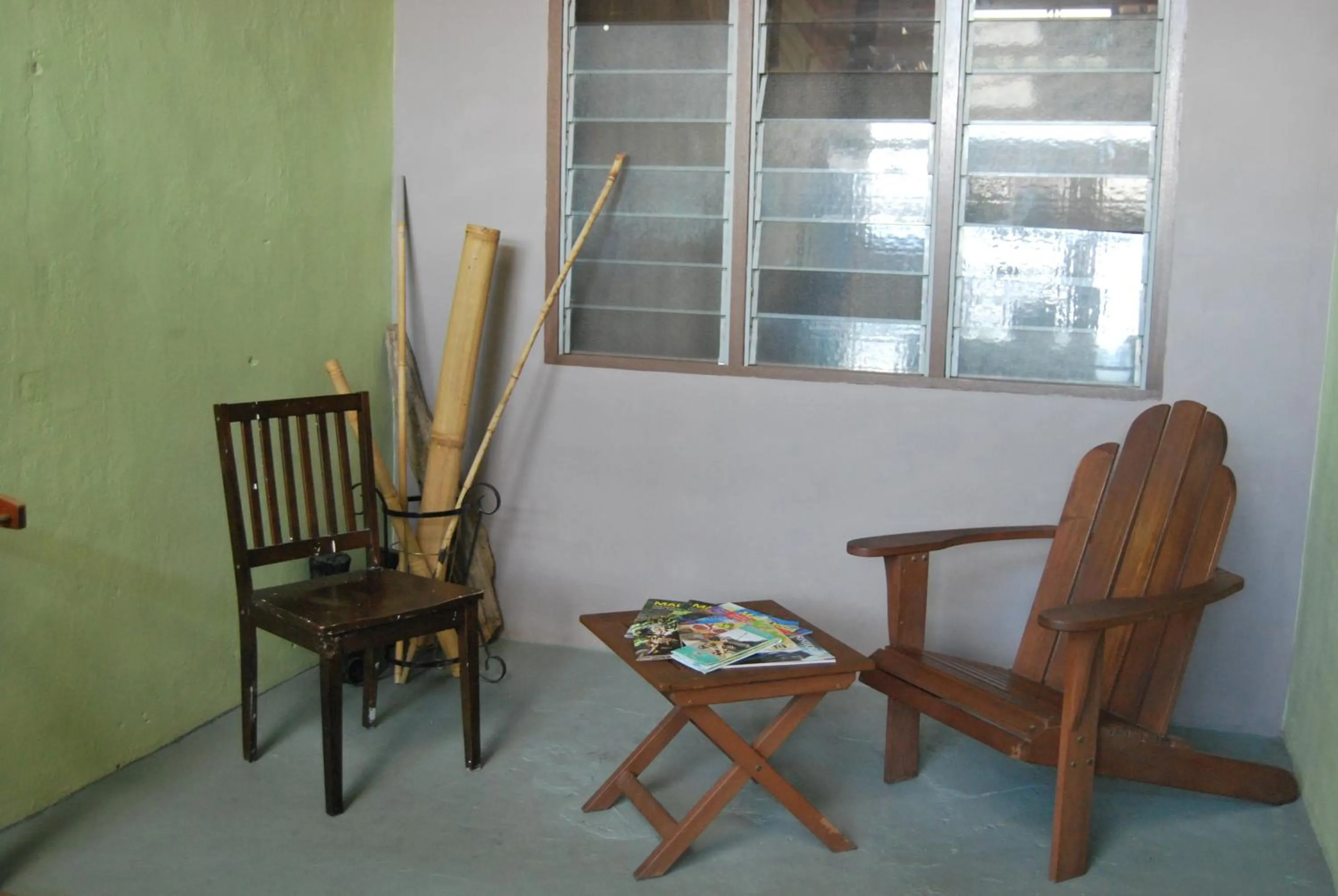 Communal lounge/ TV room in Borneo Sweet Guesthouse