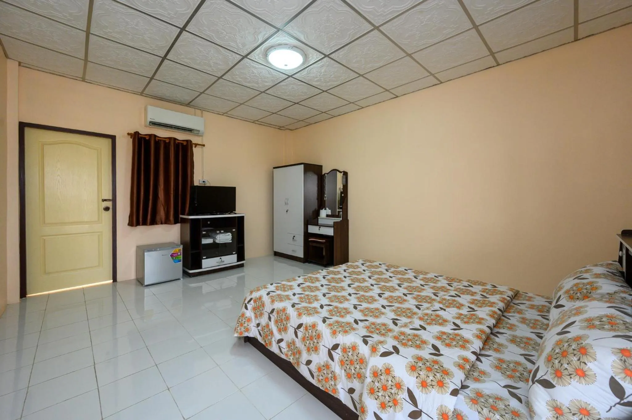 Photo of the whole room, Bed in Beung Sampathuan Nakornchaisri Resort