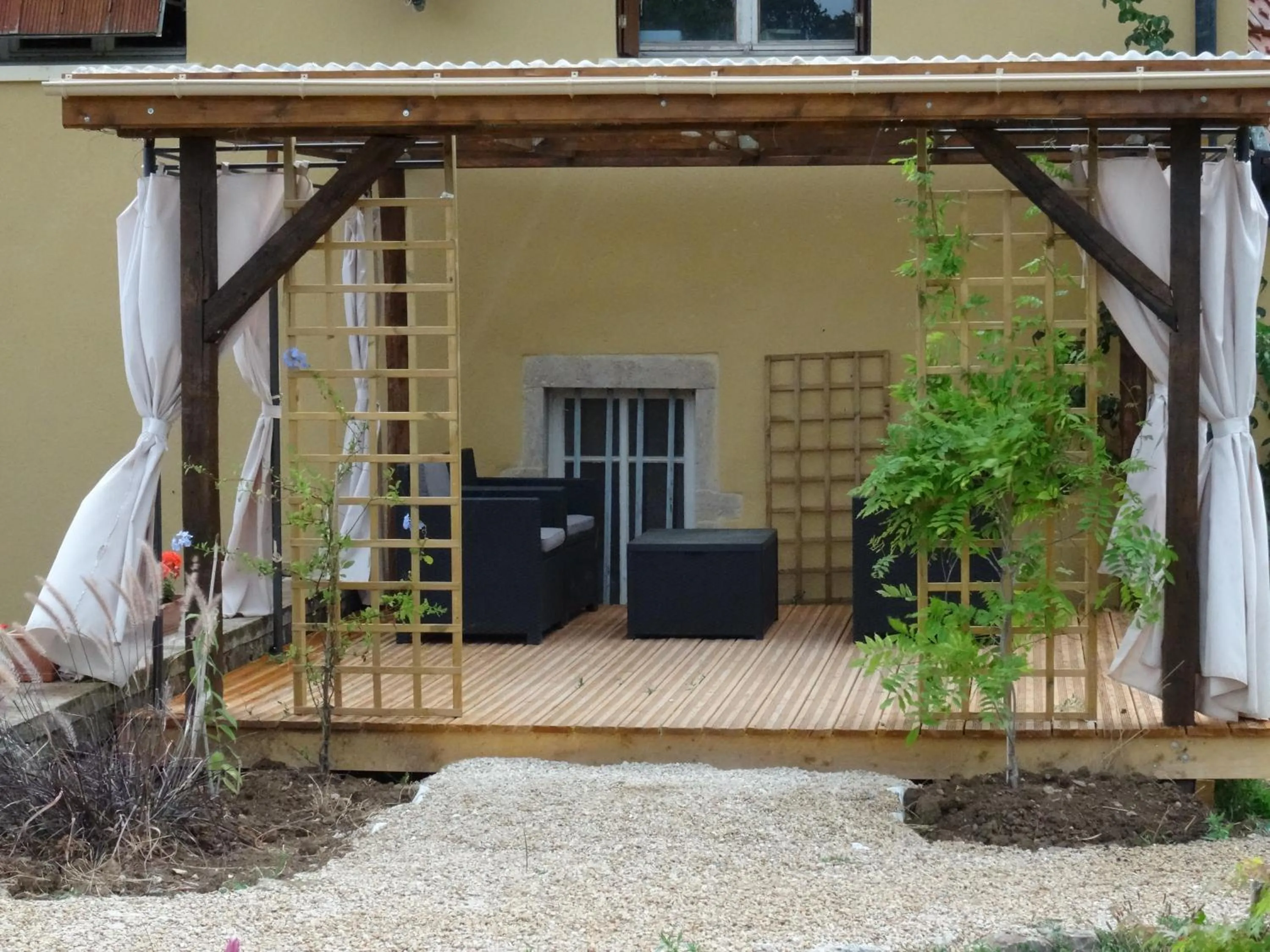 Patio in Datcha Bourguignonne, Chambres & Gîte