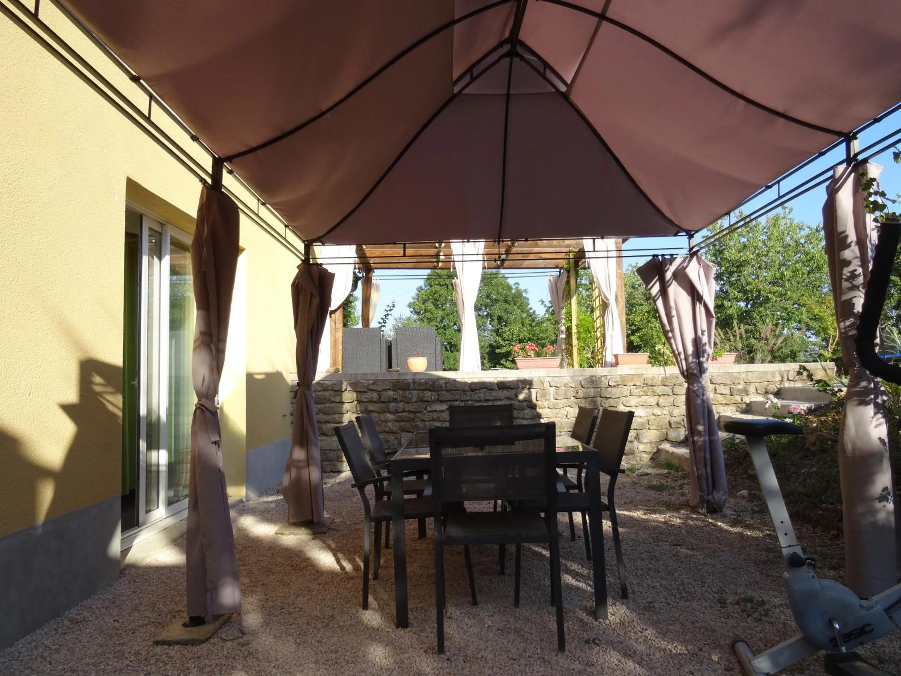 Patio in Datcha Bourguignonne, Chambres & Gîte