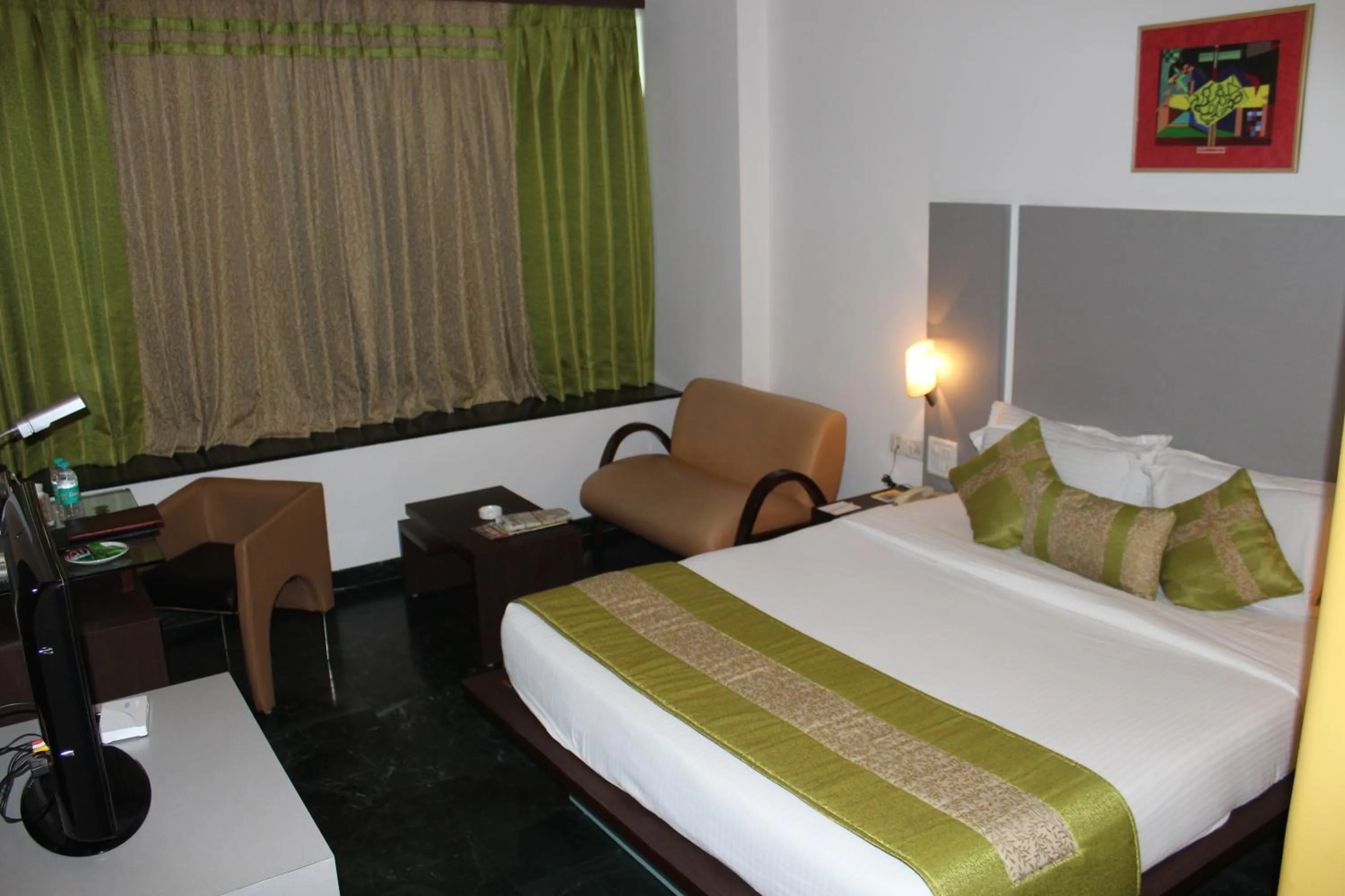 Photo of the whole room, Bed in Capitol Hill