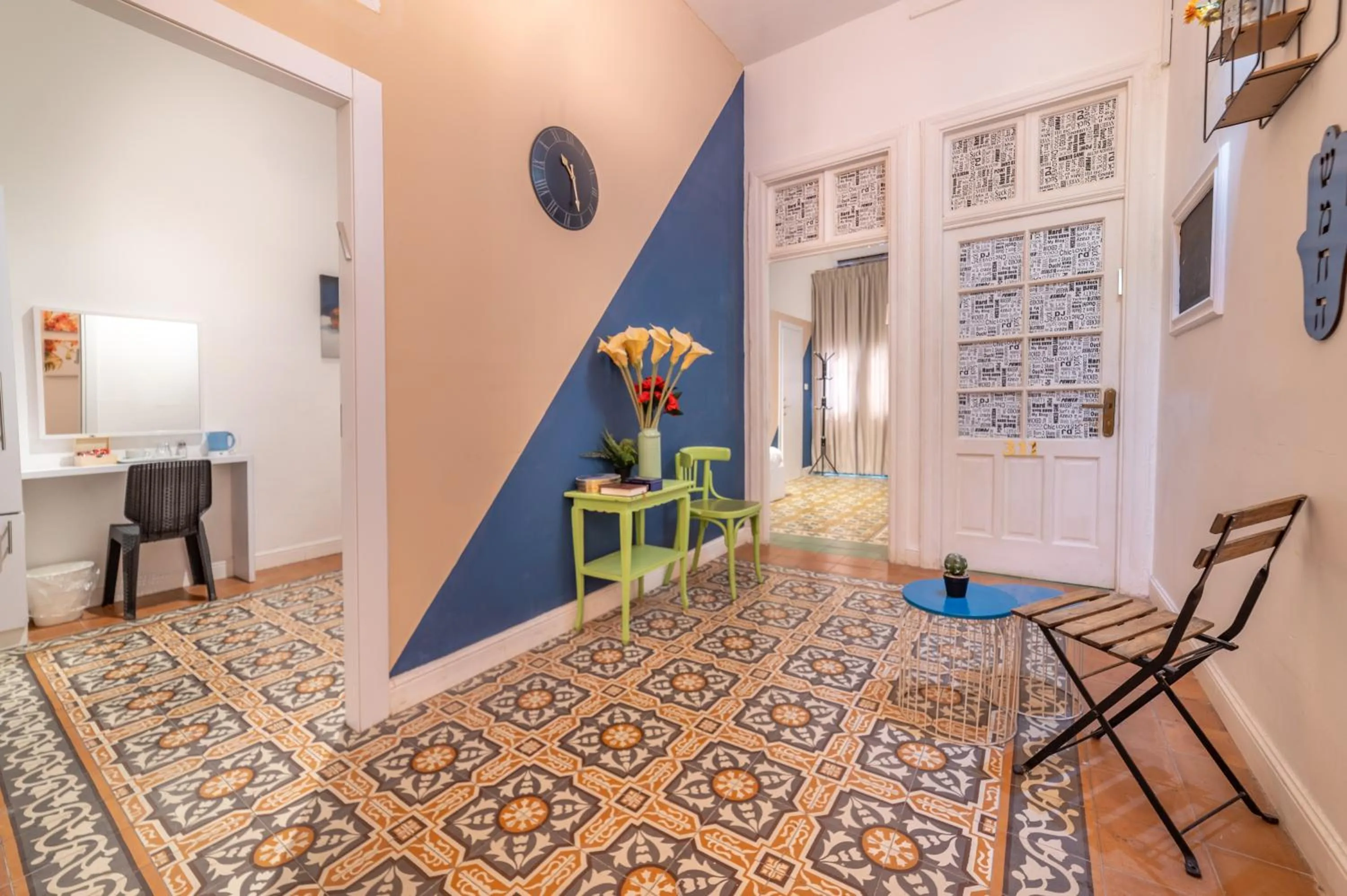 Decorative detail in Paamonim Central Studios