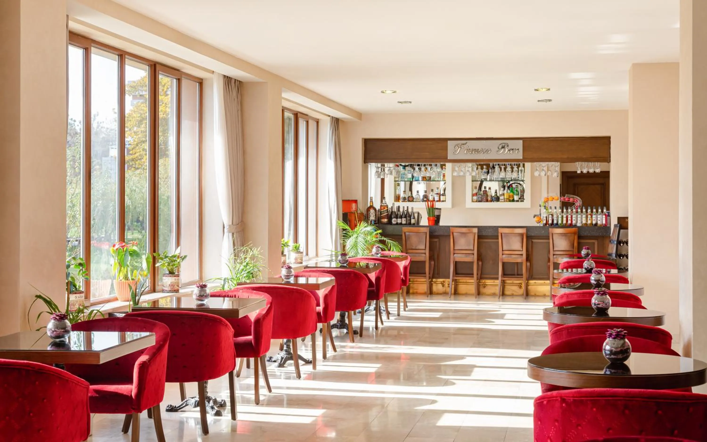 Restaurant/places to eat in Chinar Health Hotel Naftalan