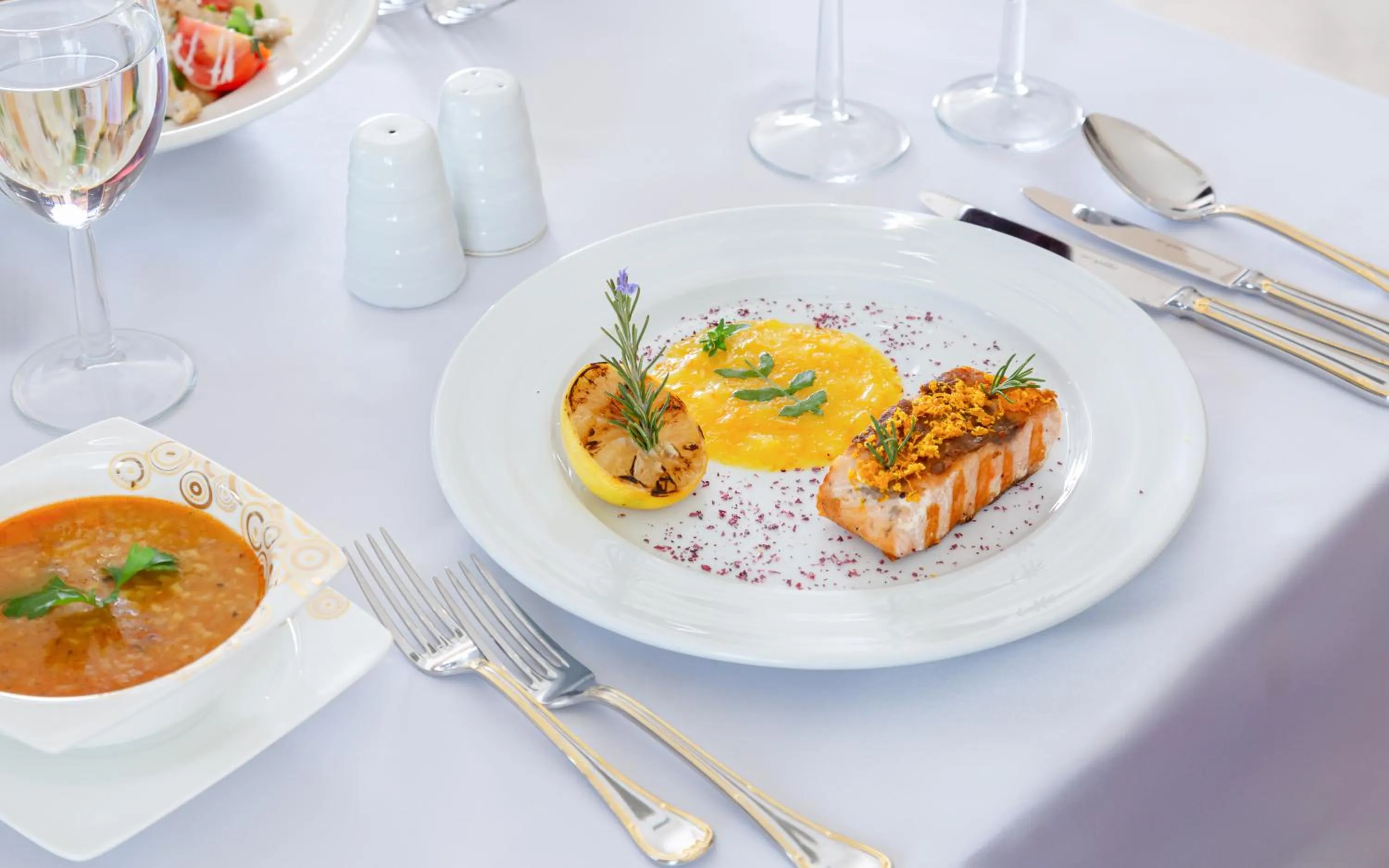 Restaurant/places to eat in Chinar Health Hotel Naftalan