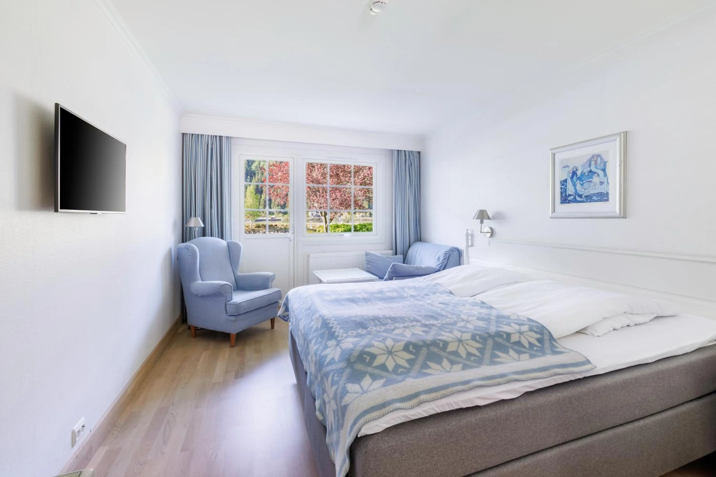 Patio, Bed in Hotel Loenfjord Loen