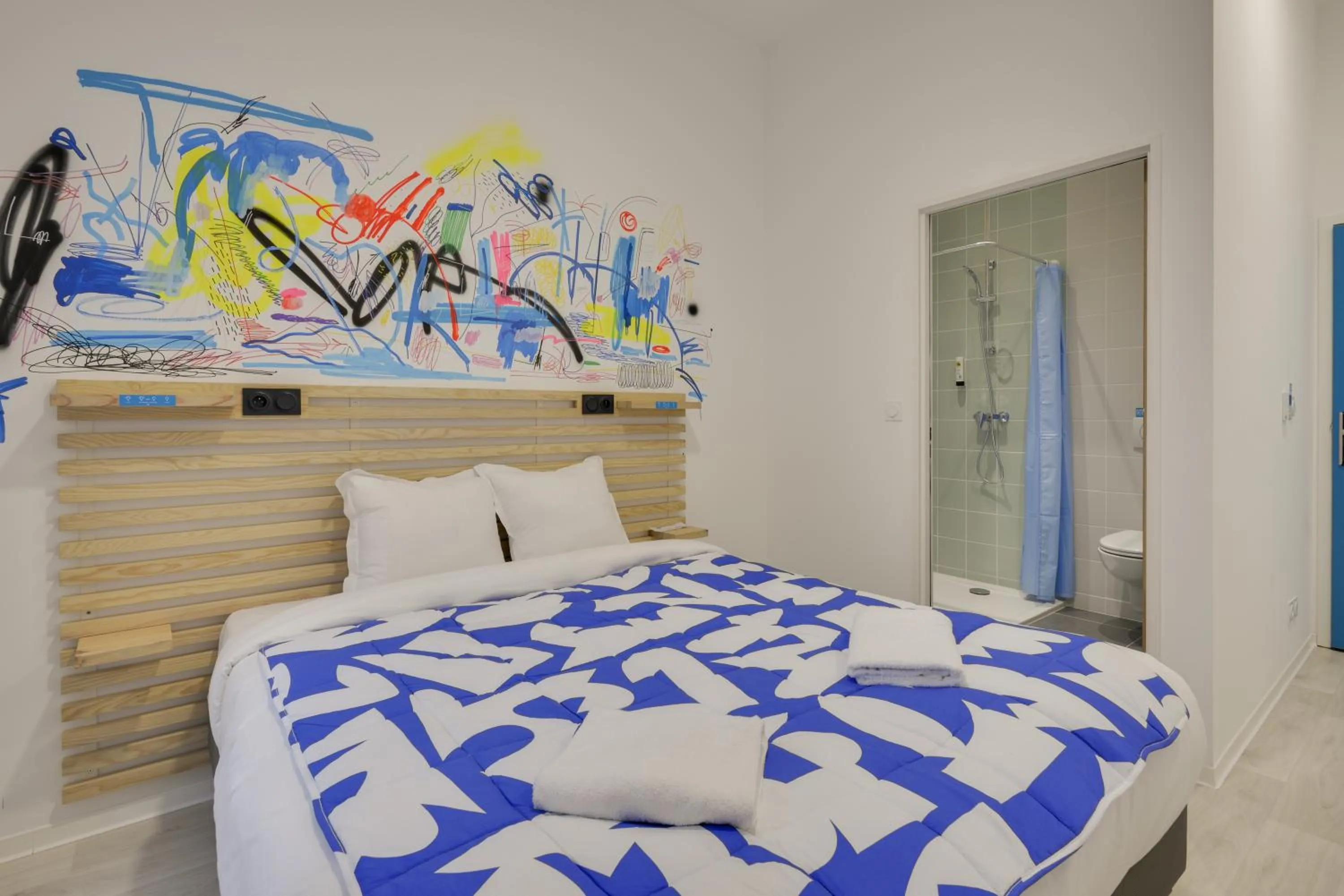 Bedroom, Bed in The People - Marseille