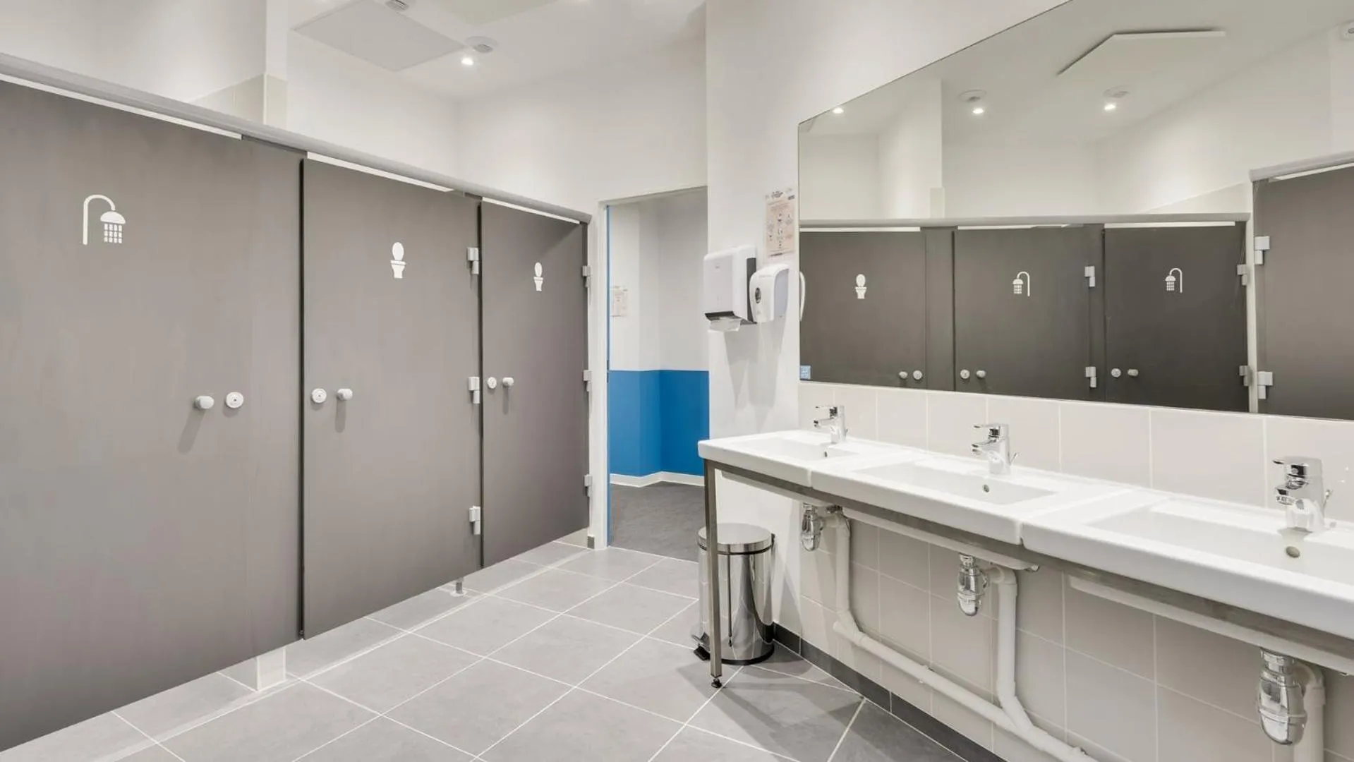 Shower in The People - Marseille