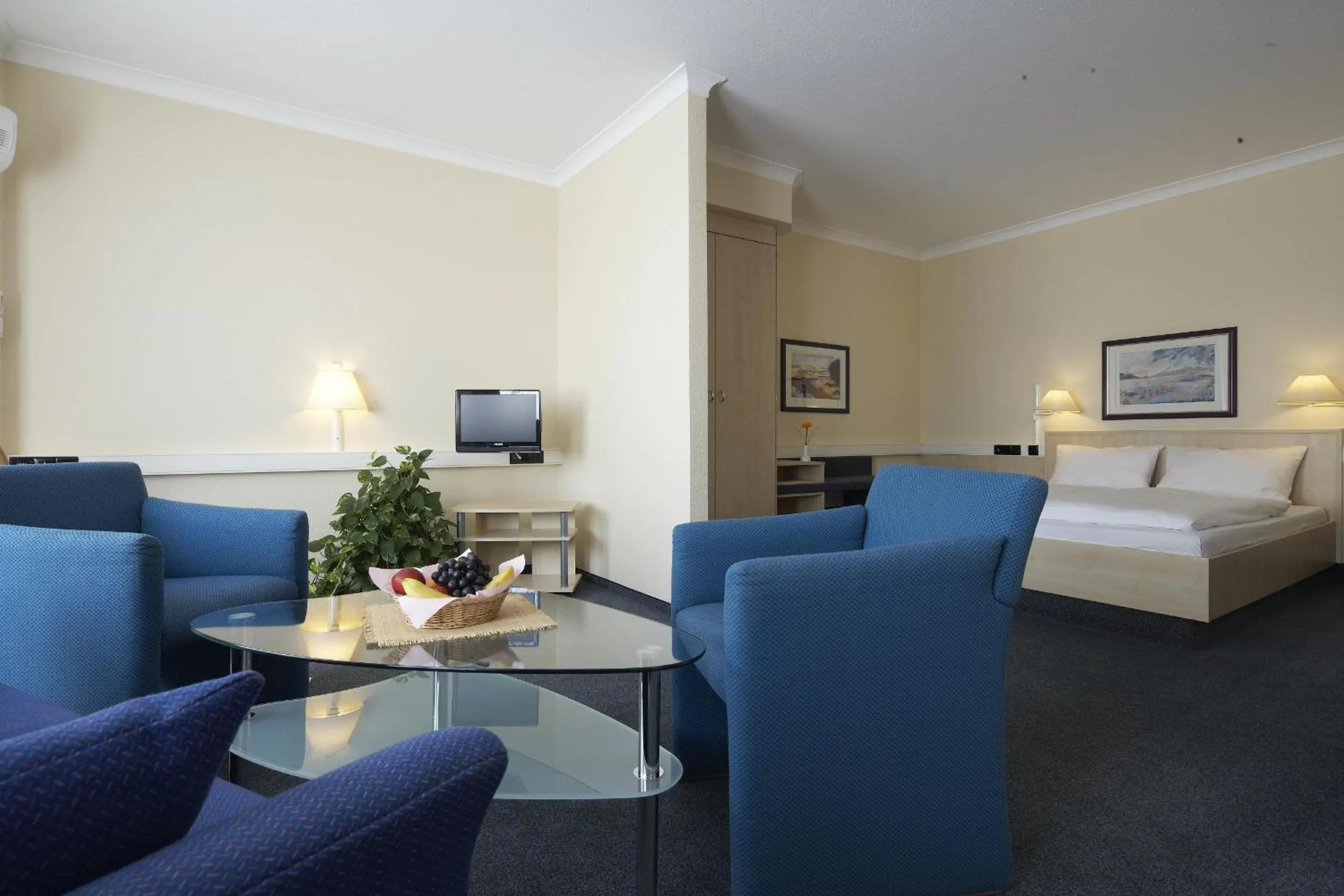 Photo of the whole room, Bed in IntercityHotel Erfurt