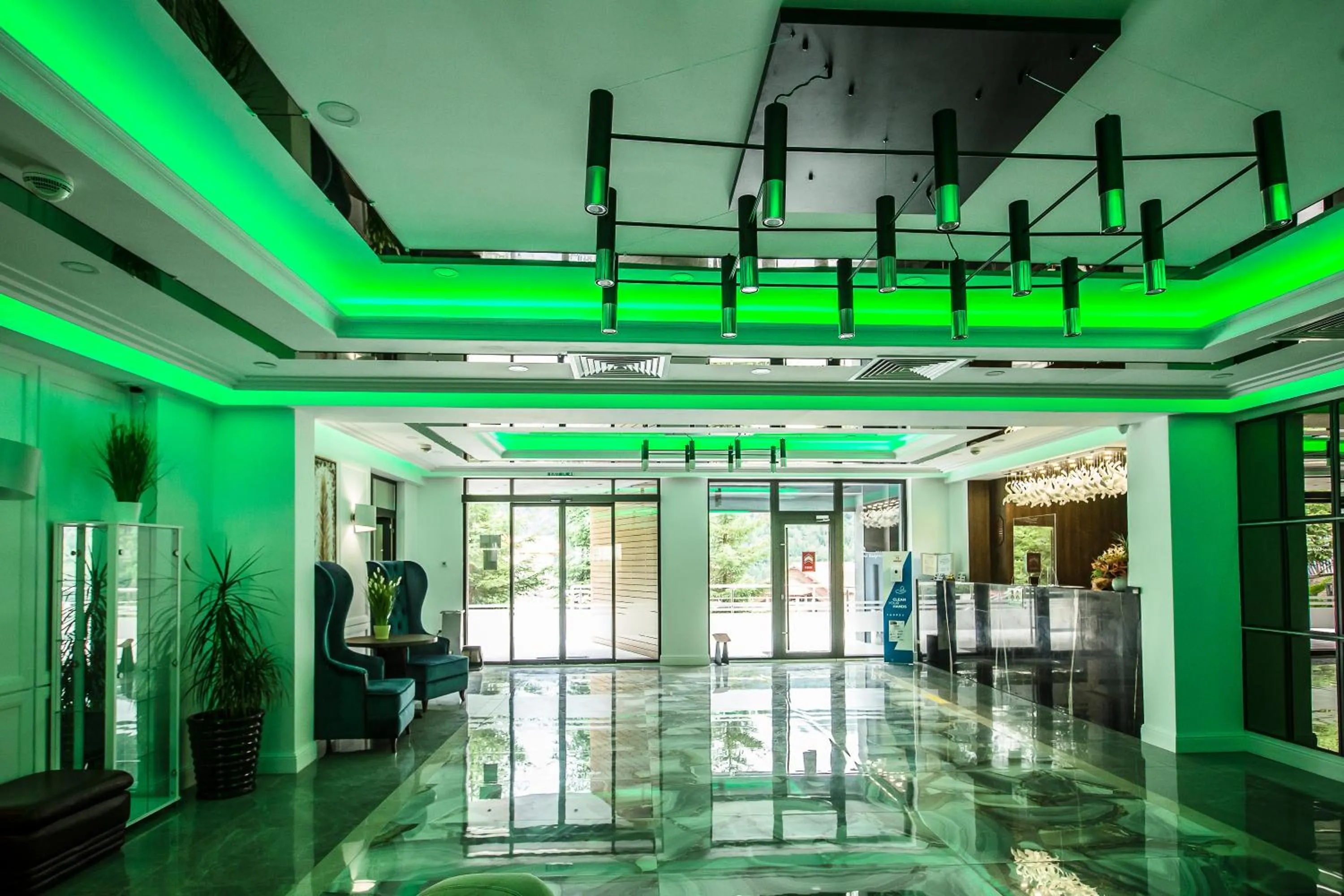 Communal lounge/ TV room in HOTEL CARPAT INN