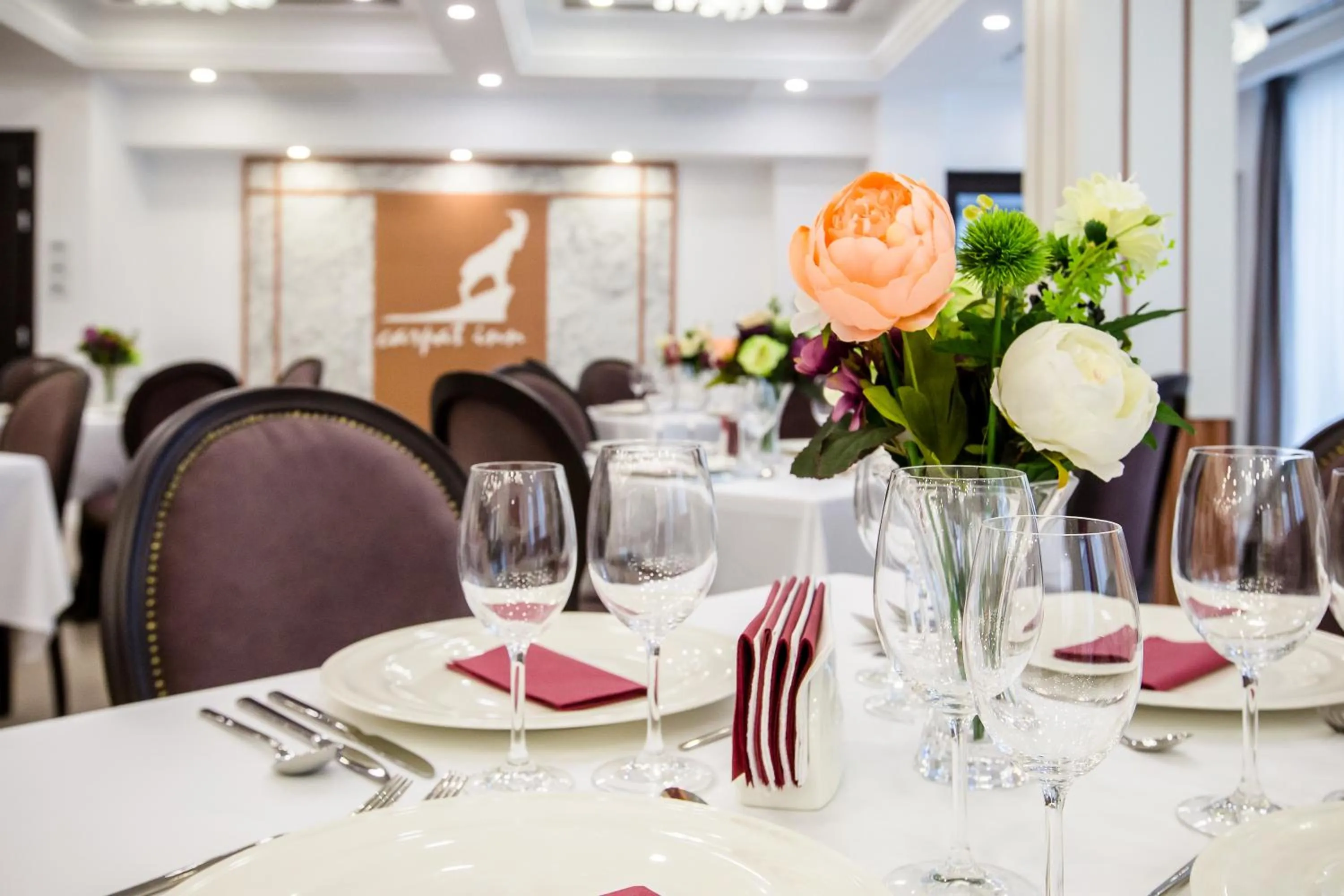 Restaurant/places to eat in HOTEL CARPAT INN