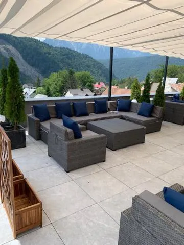 Restaurant/places to eat in HOTEL CARPAT INN