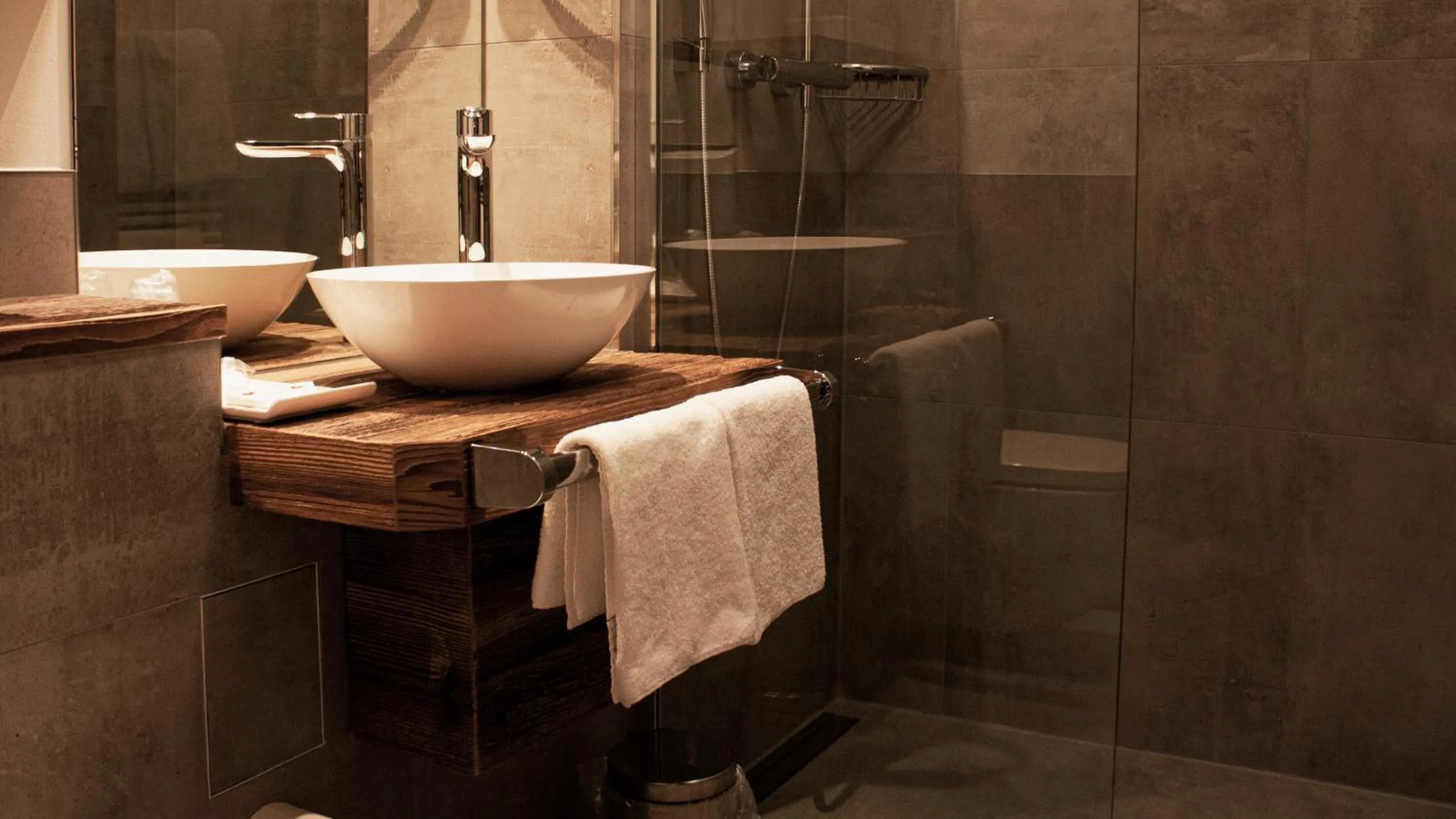 Shower in Hotel Almwirt