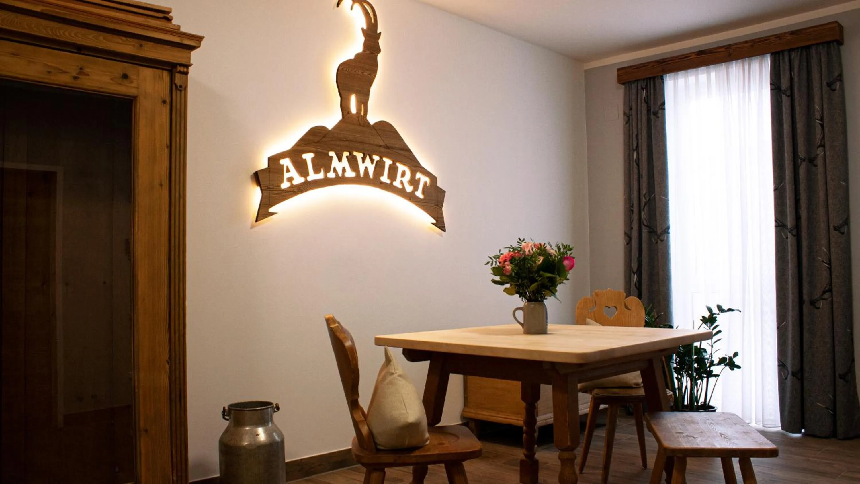 Communal lounge/ TV room in Hotel Almwirt