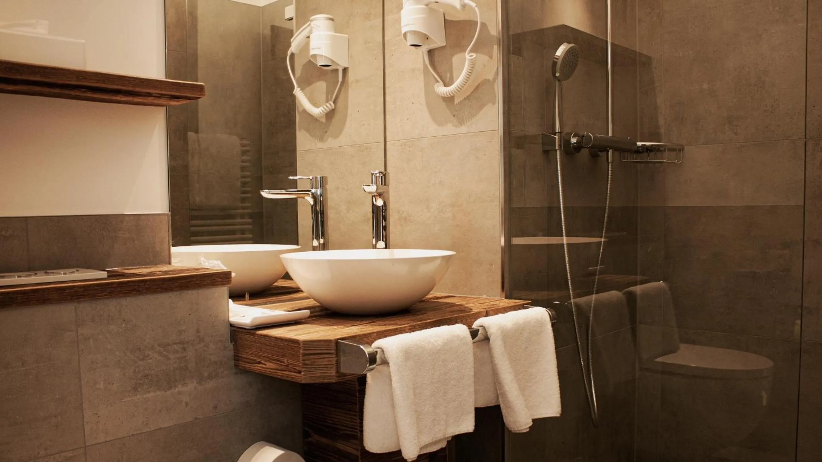 Shower in Hotel Almwirt