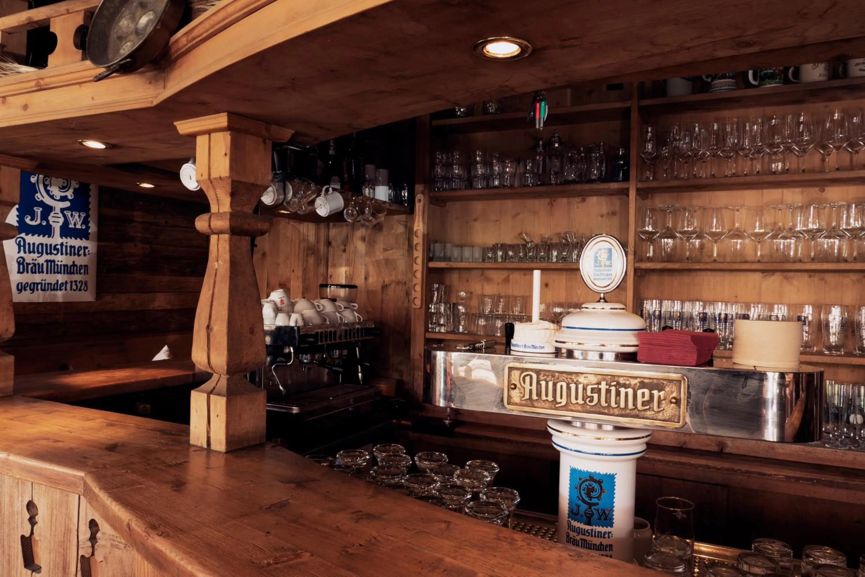 Restaurant/places to eat in Hotel Almwirt