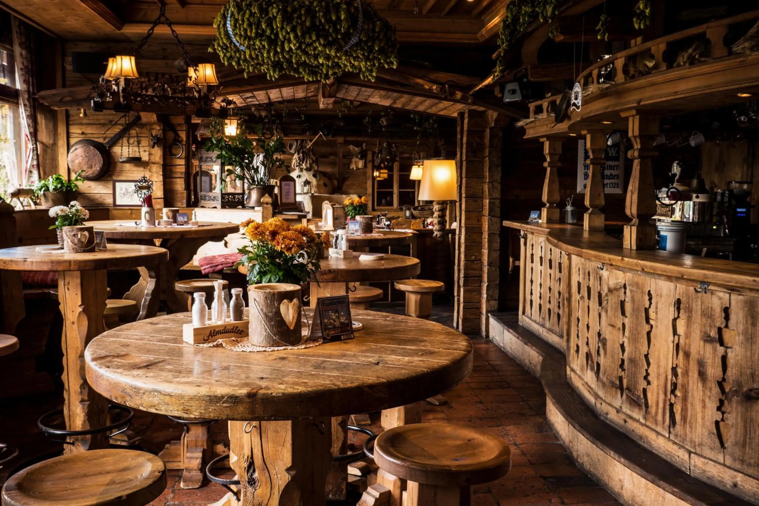 Restaurant/places to eat in Hotel Almwirt