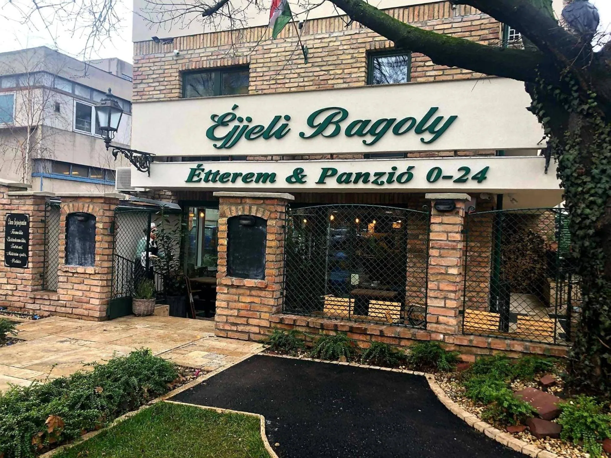 Property building in Éjjeli Bagoly Étterem és Panzió