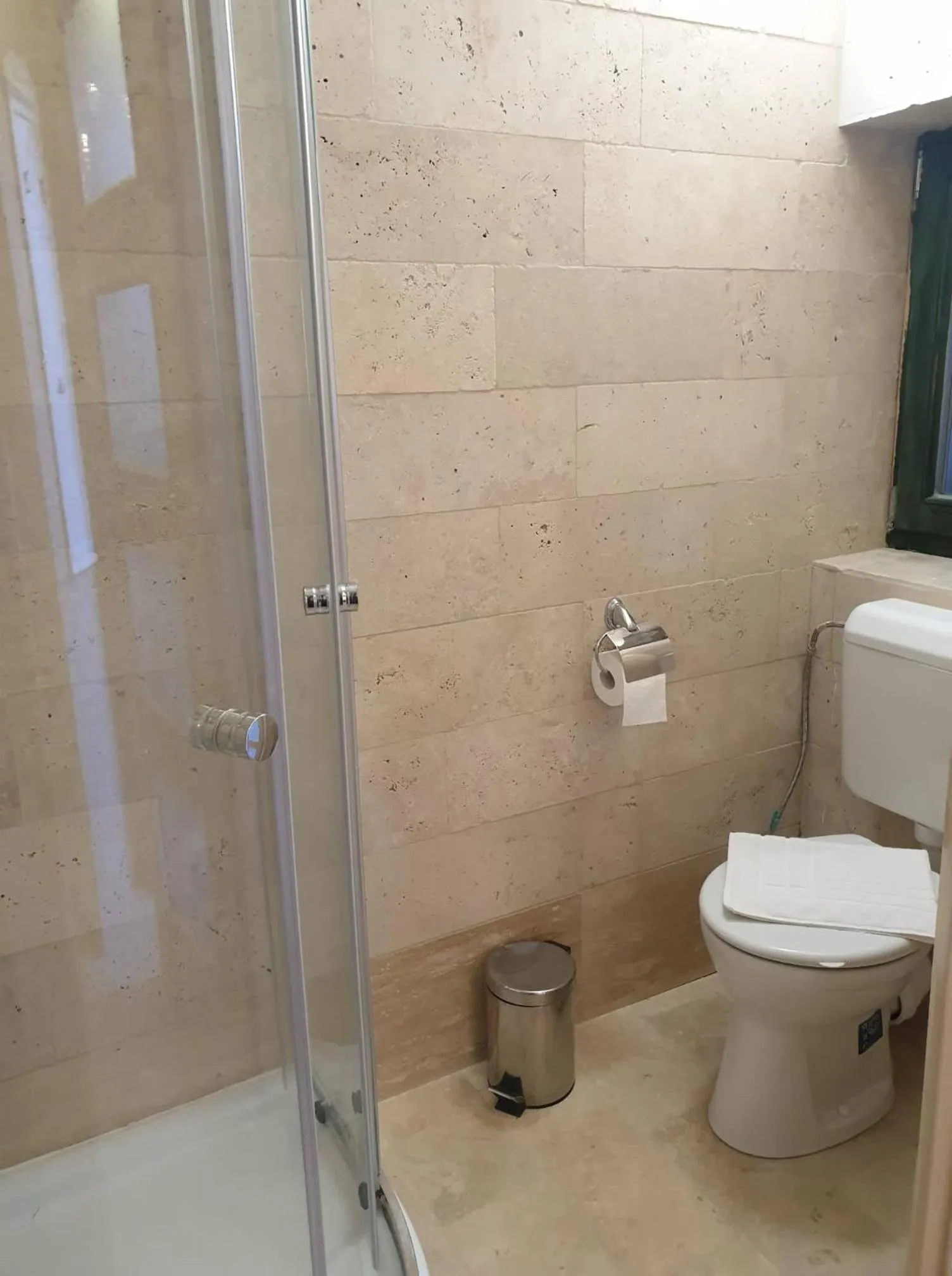 Toilet in Éjjeli Bagoly Étterem és Panzió