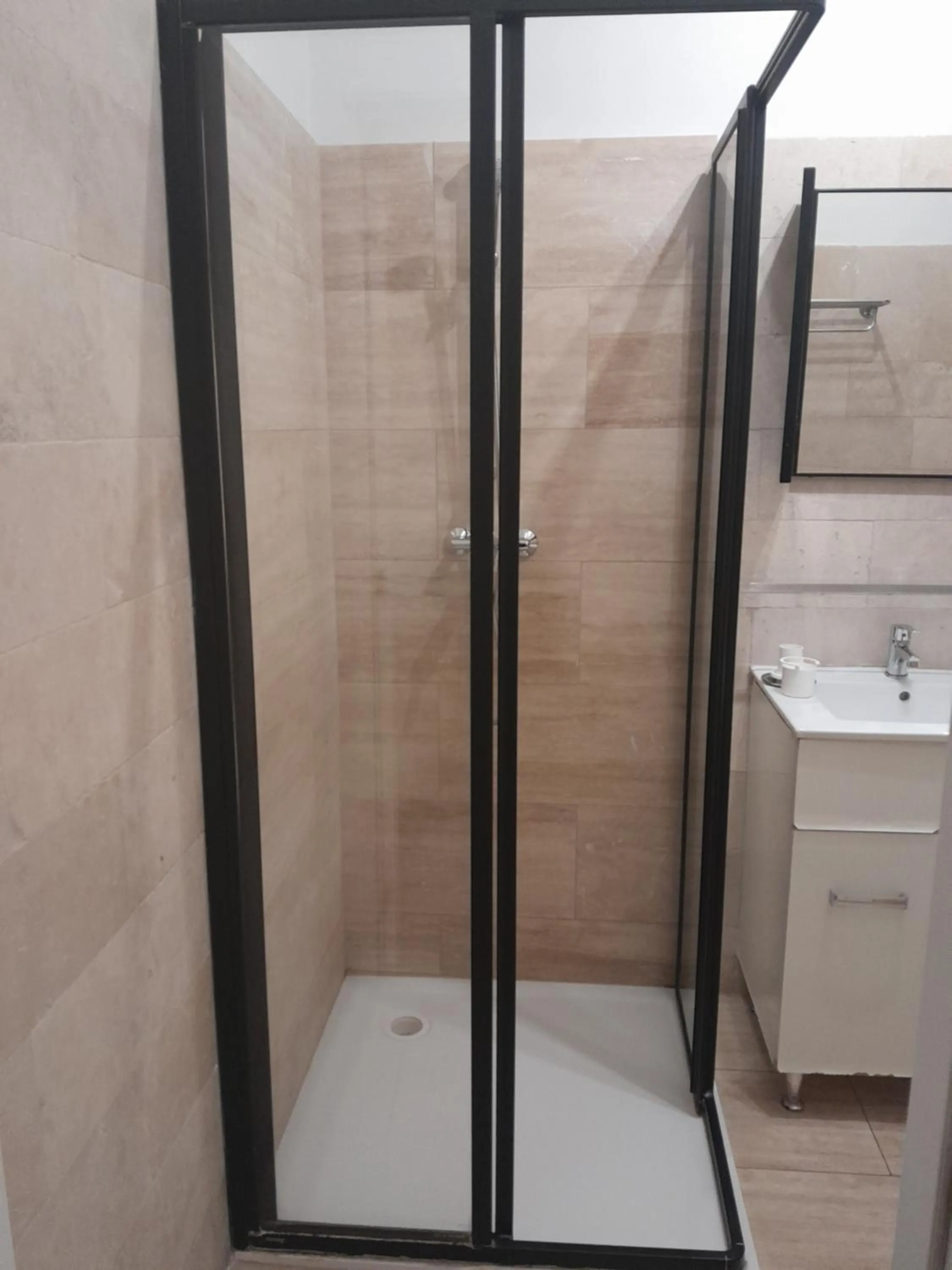 Shower in Éjjeli Bagoly Étterem és Panzió