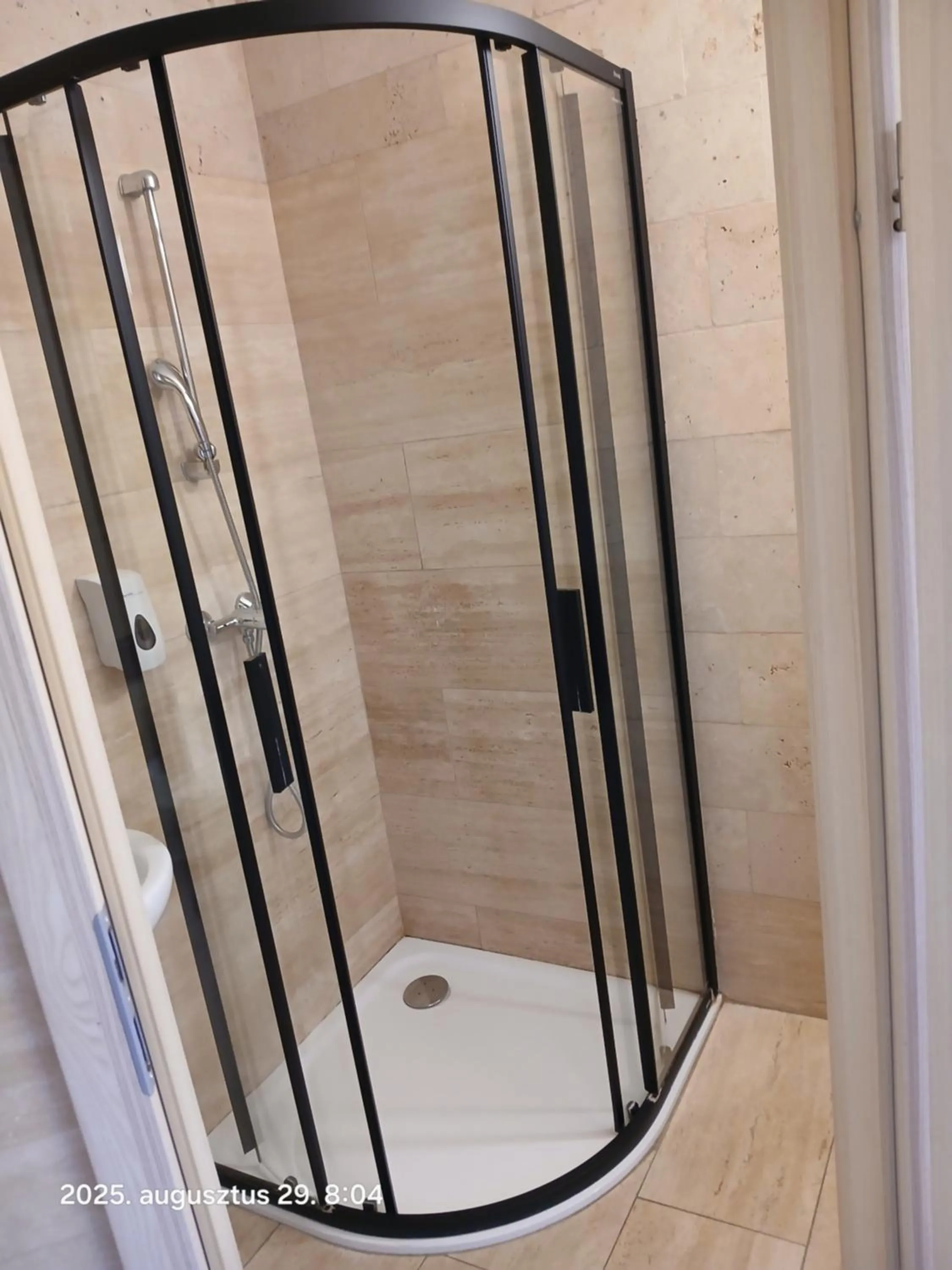 Shower in Éjjeli Bagoly Étterem és Panzió