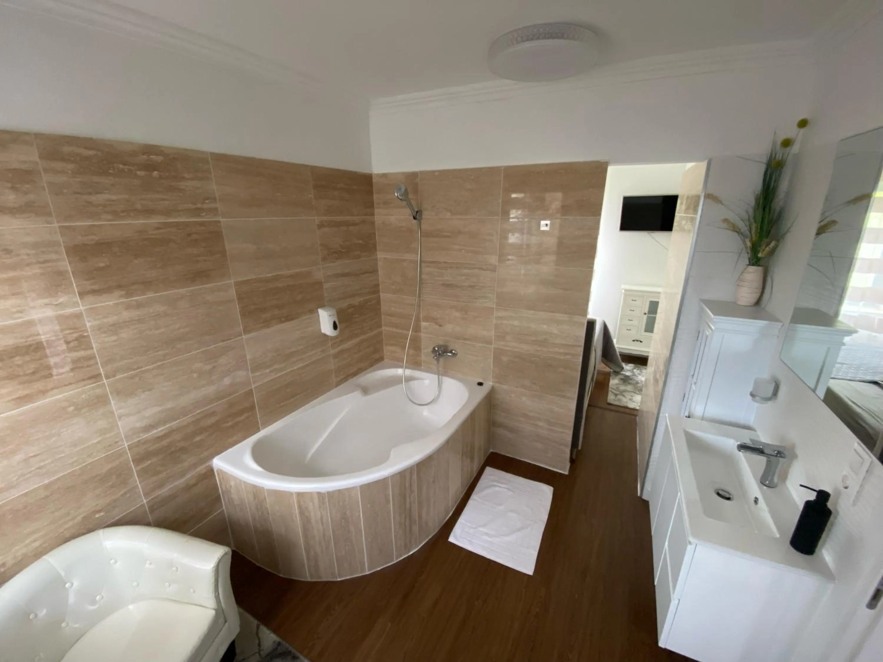 Bathroom in Éjjeli Bagoly Étterem és Panzió