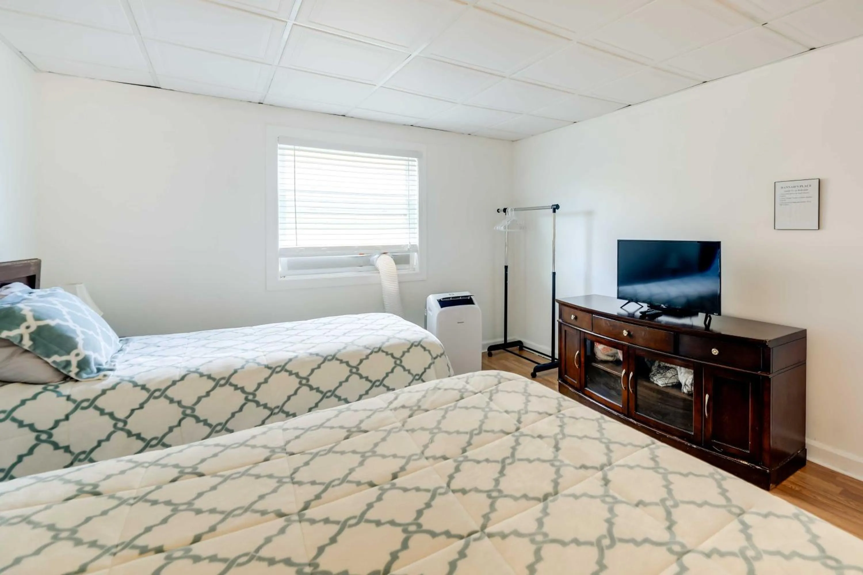 Bed in Hannahs Place - Quaint and Cozy Apt by the Beach!