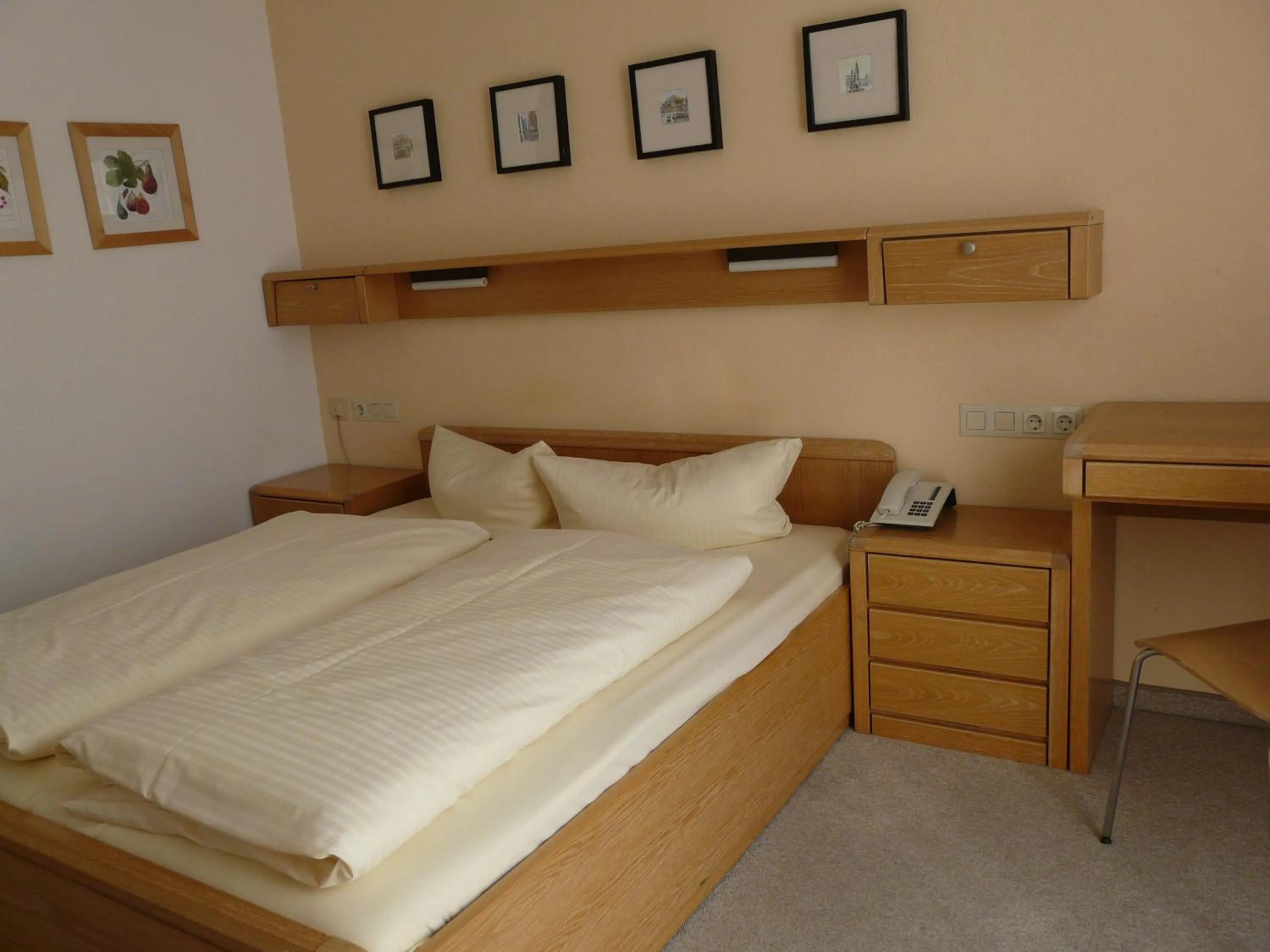 Bed in Hotel Roter Hahn - Bed & Breakfast