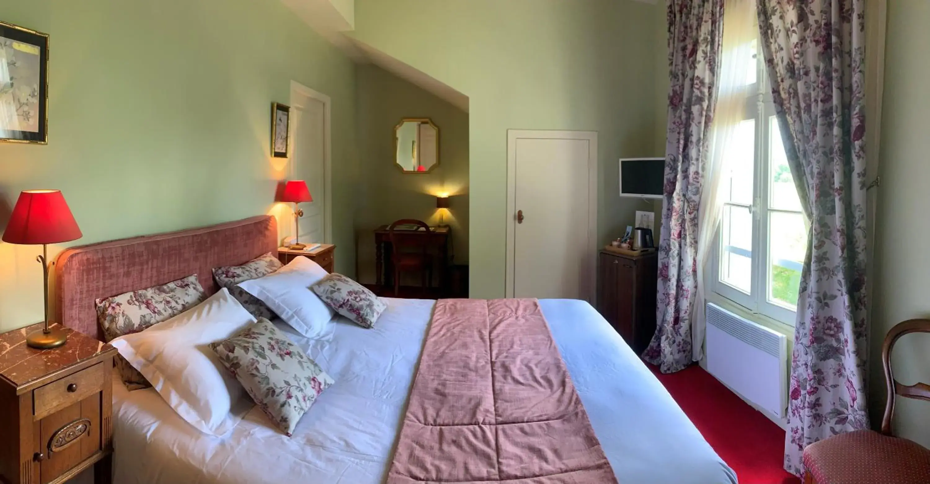 Double Room - single occupancy in Château Maucaillou Double Room - single occupancy in Château Maucaillou