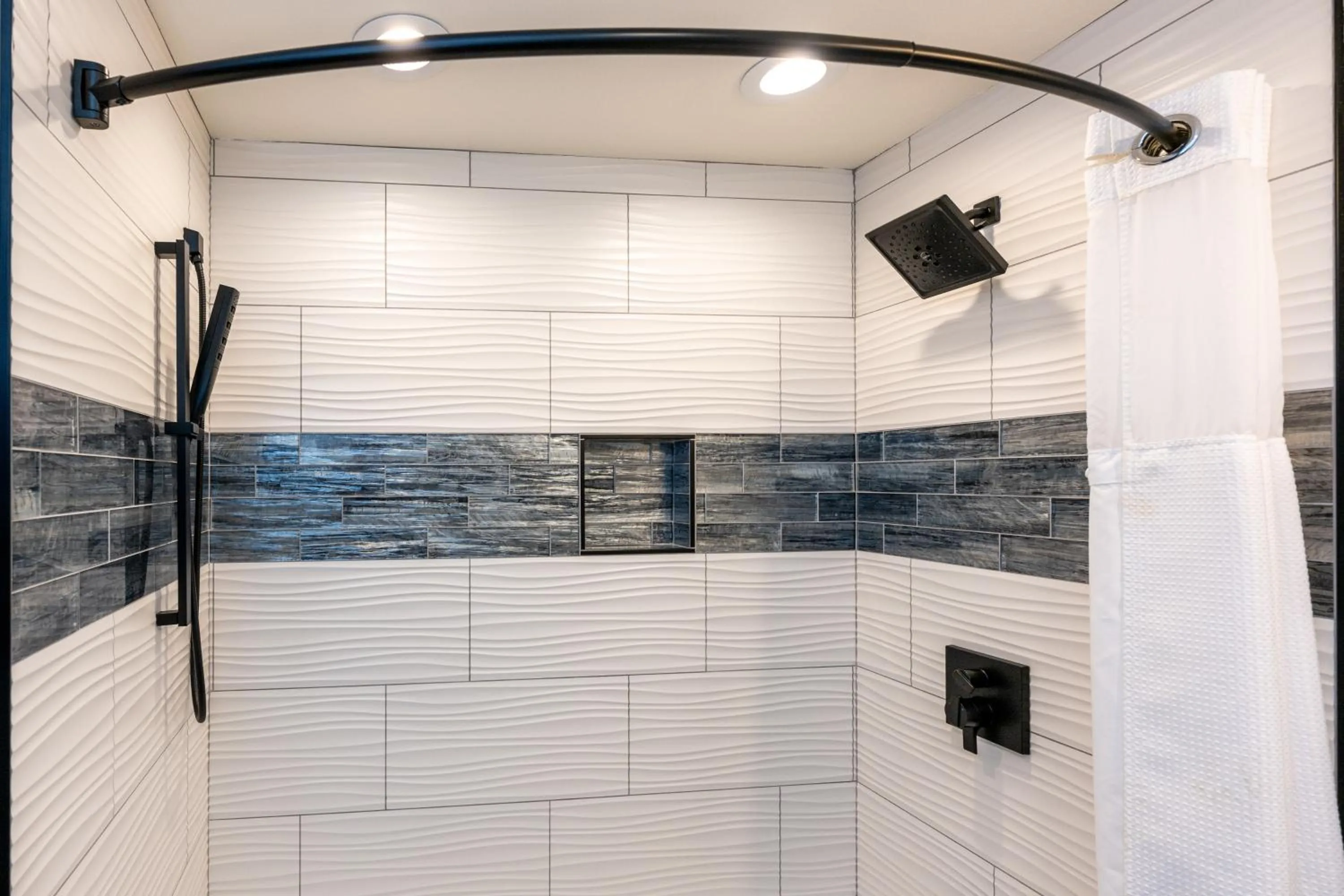 Shower in The Seaside Oceanfront Inn