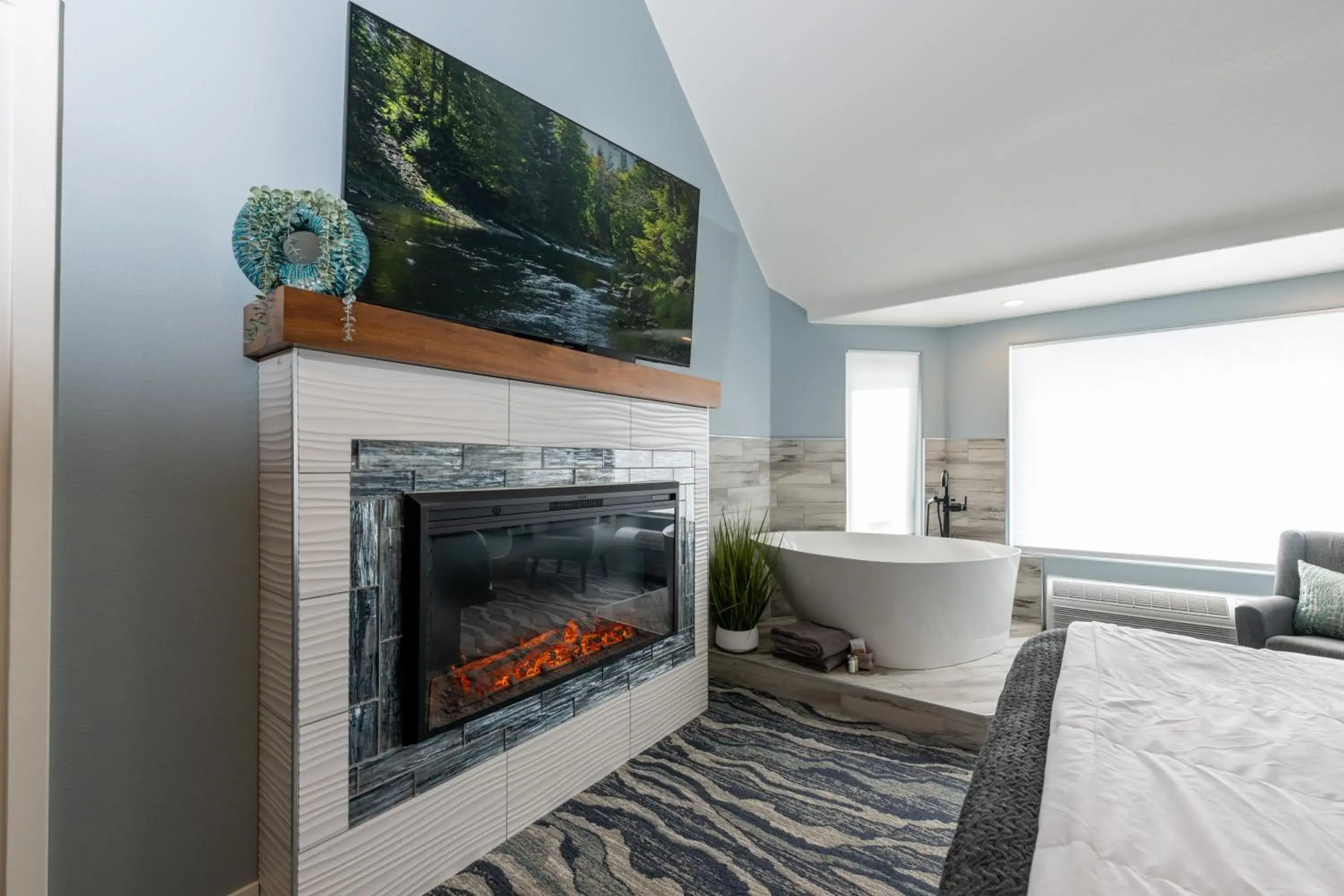 Queen Room with Partial Ocean View Spa- non pet friendly Bath in The Seaside Oceanfront Inn Queen Room with Partial Ocean View Spa- non pet friendly Bath in The Seaside Oceanfront Inn