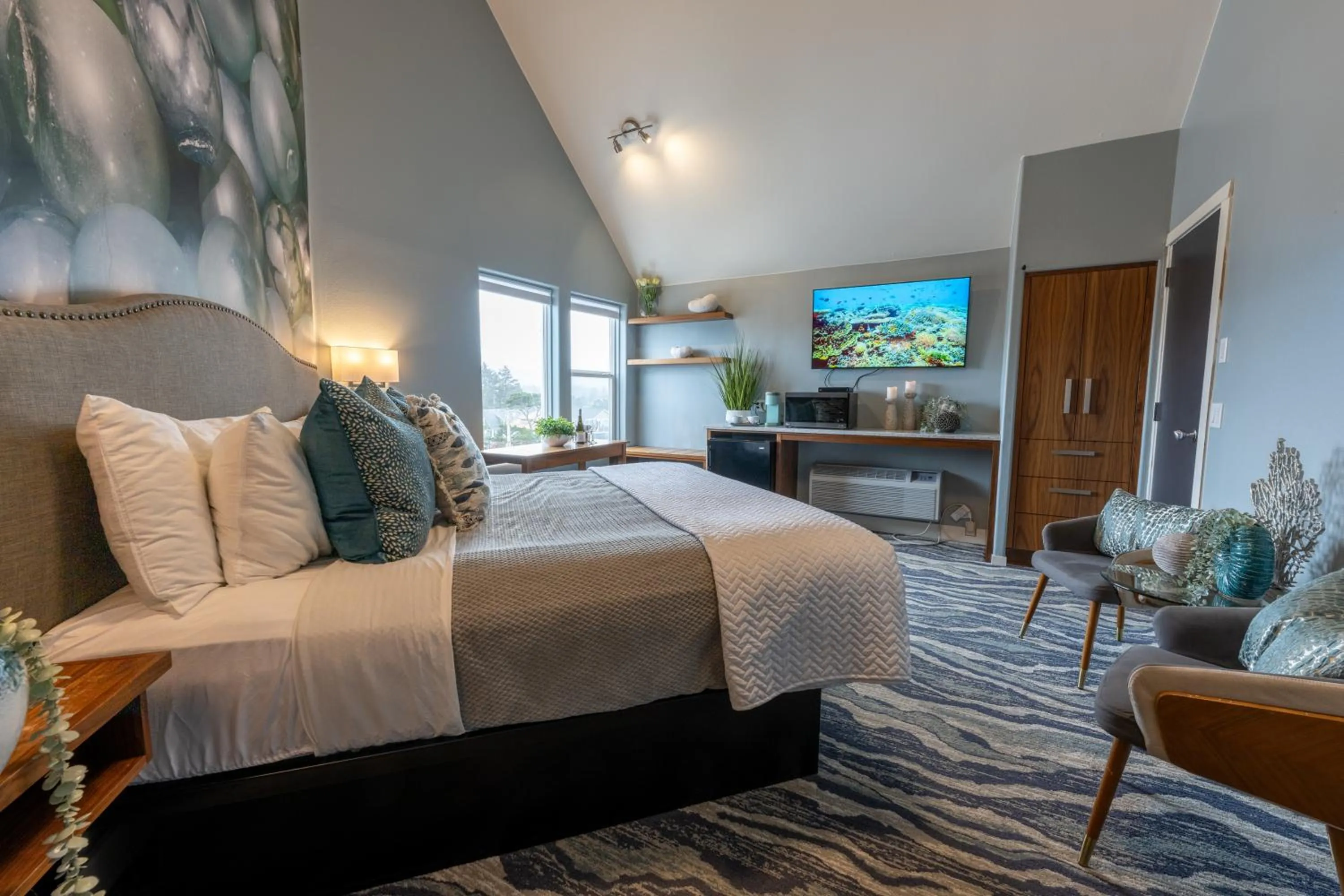 Bed in The Seaside Oceanfront Inn