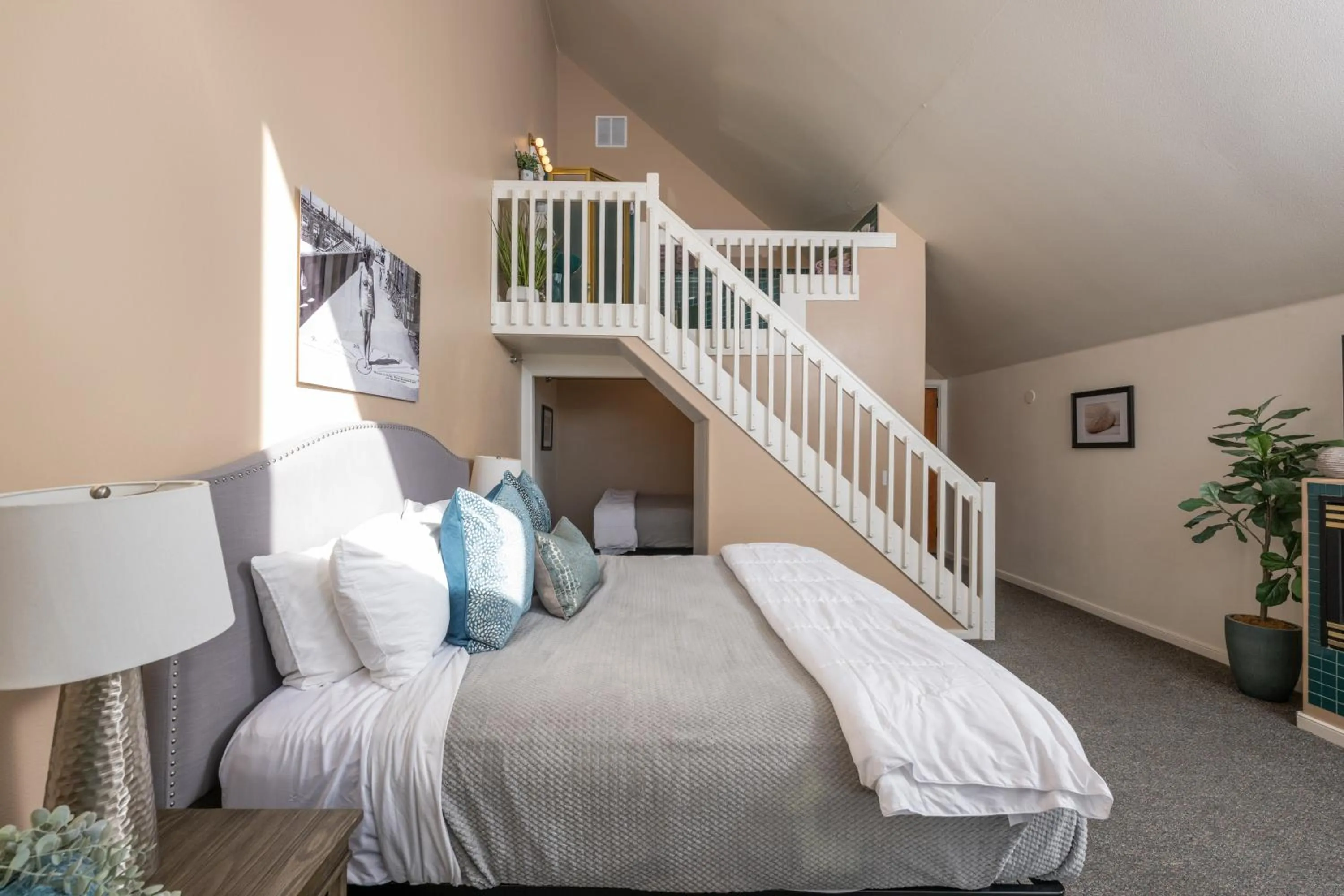 Bed in The Seaside Oceanfront Inn