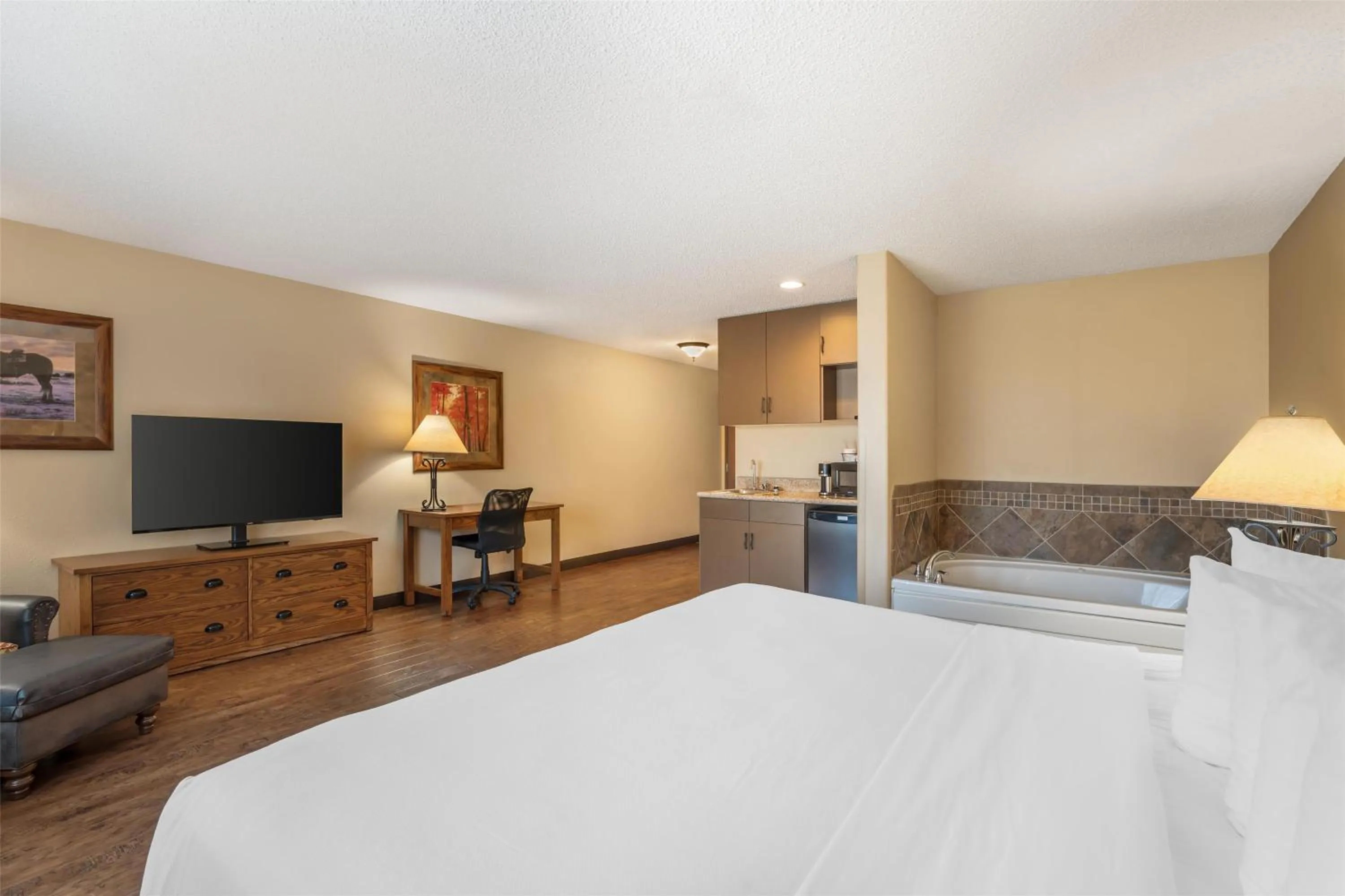 Photo of the whole room, Bed in Best Western Plus Kelly Inn & Suites