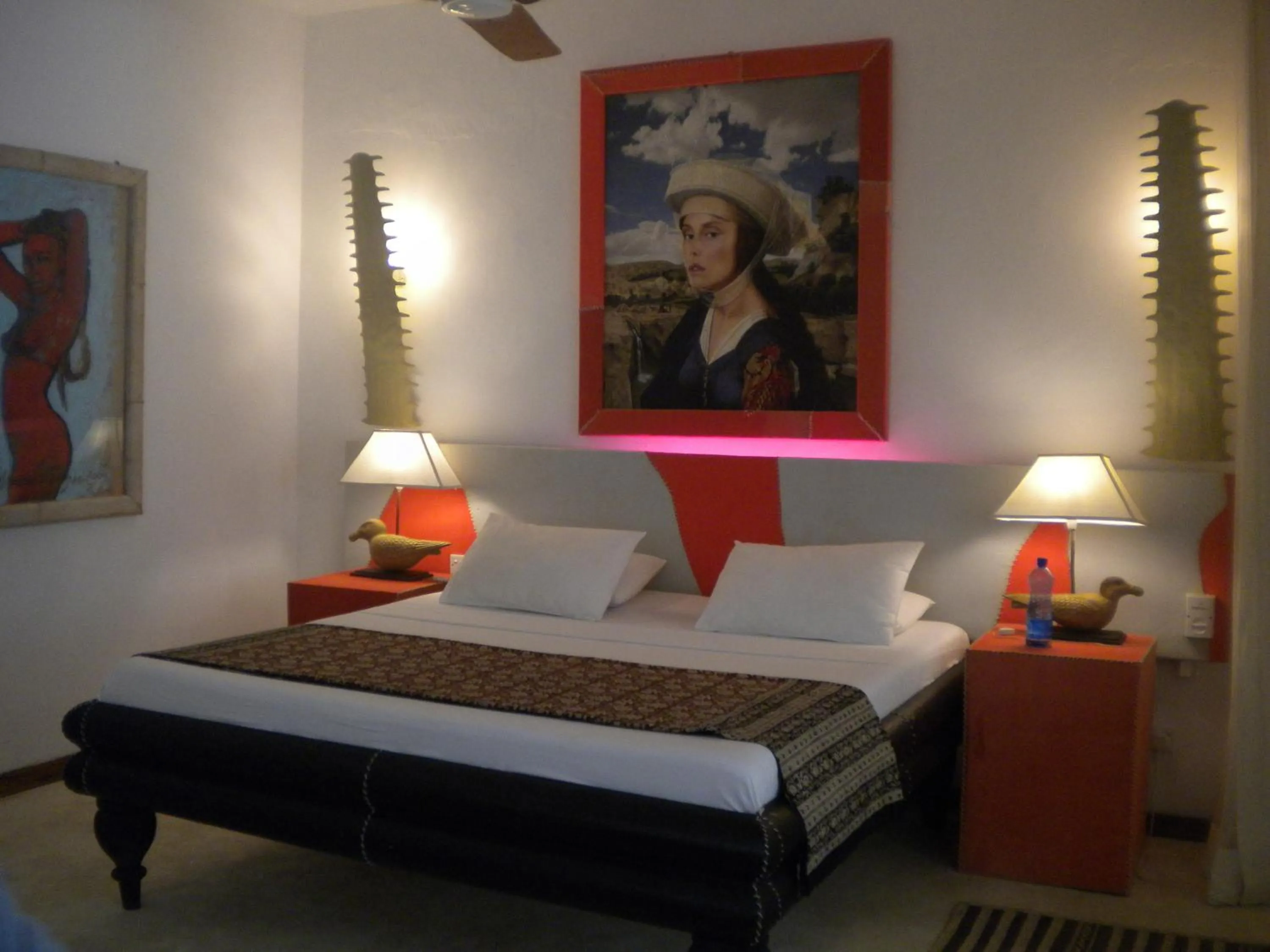 Photo of the whole room, Bed in White Elephant Sea Lodge