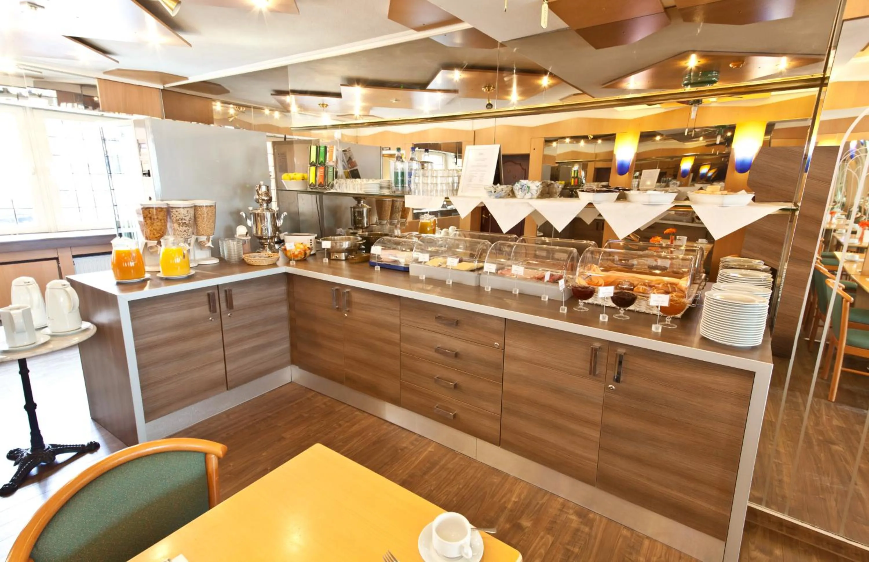 Restaurant/places to eat in Hotel Primus Frankfurt Sachsenhausen