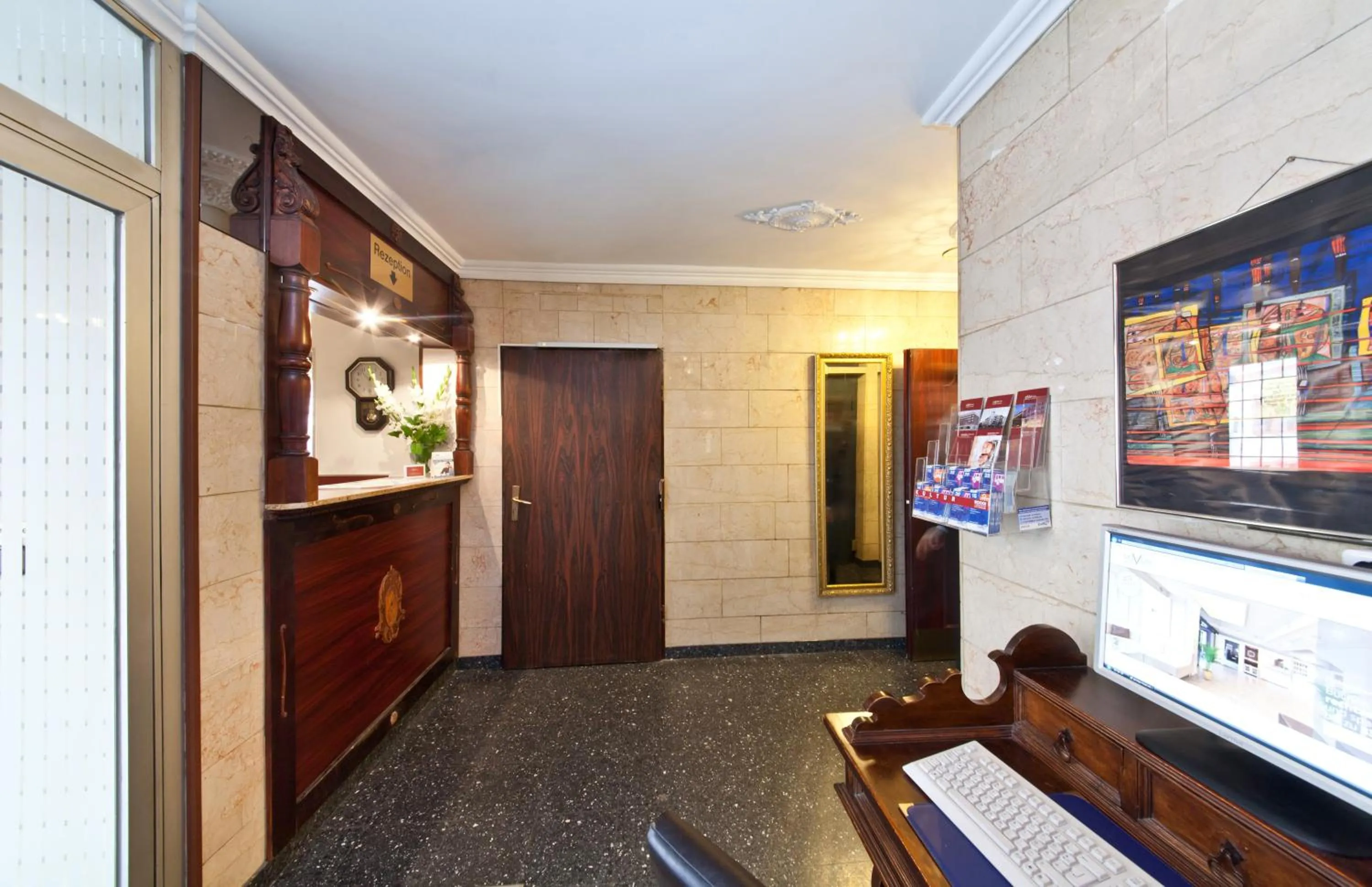 Lobby or reception in Hotel Primus Frankfurt Sachsenhausen