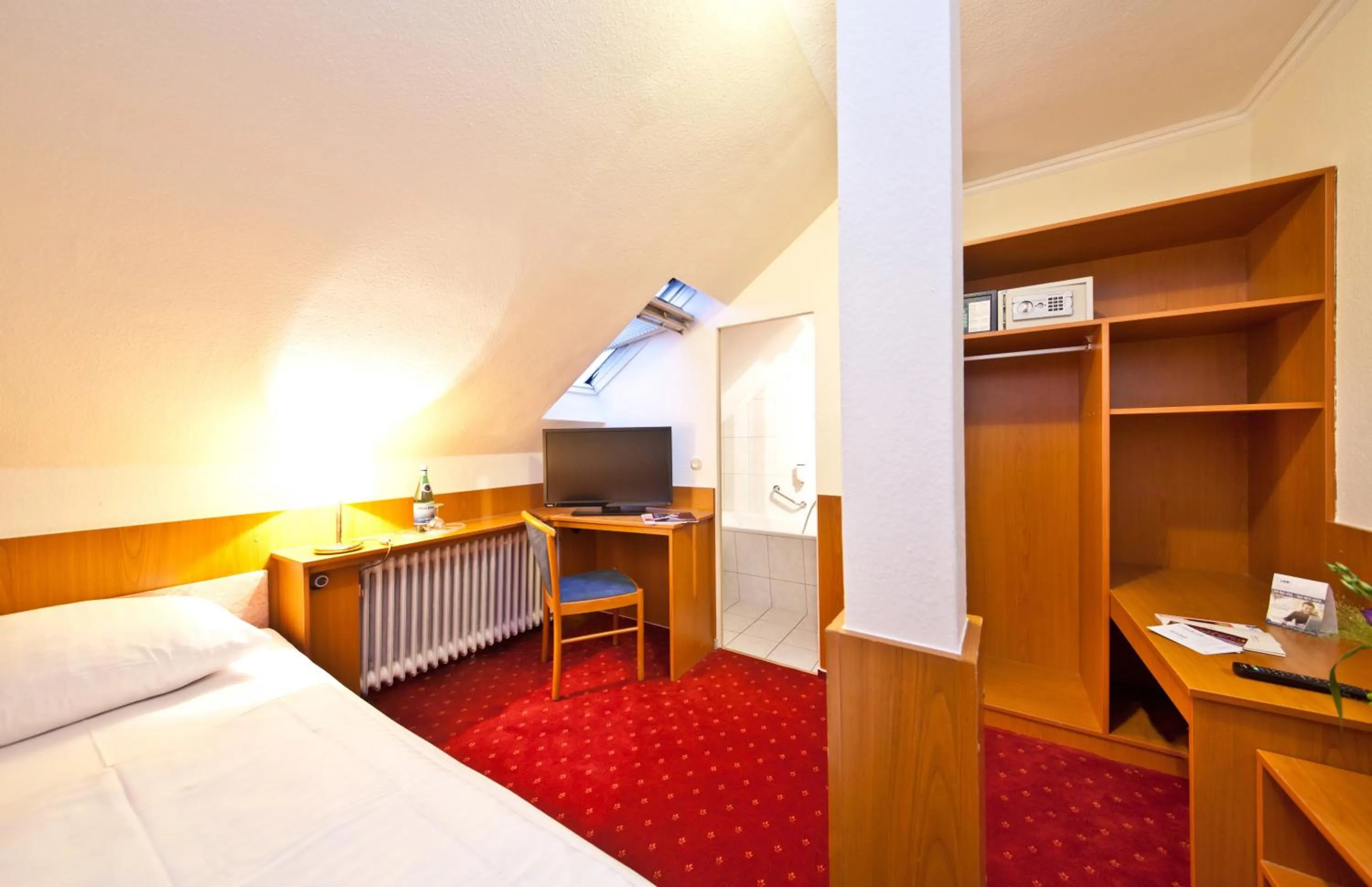 Photo of the whole room, Bed in Hotel Primus Frankfurt Sachsenhausen
