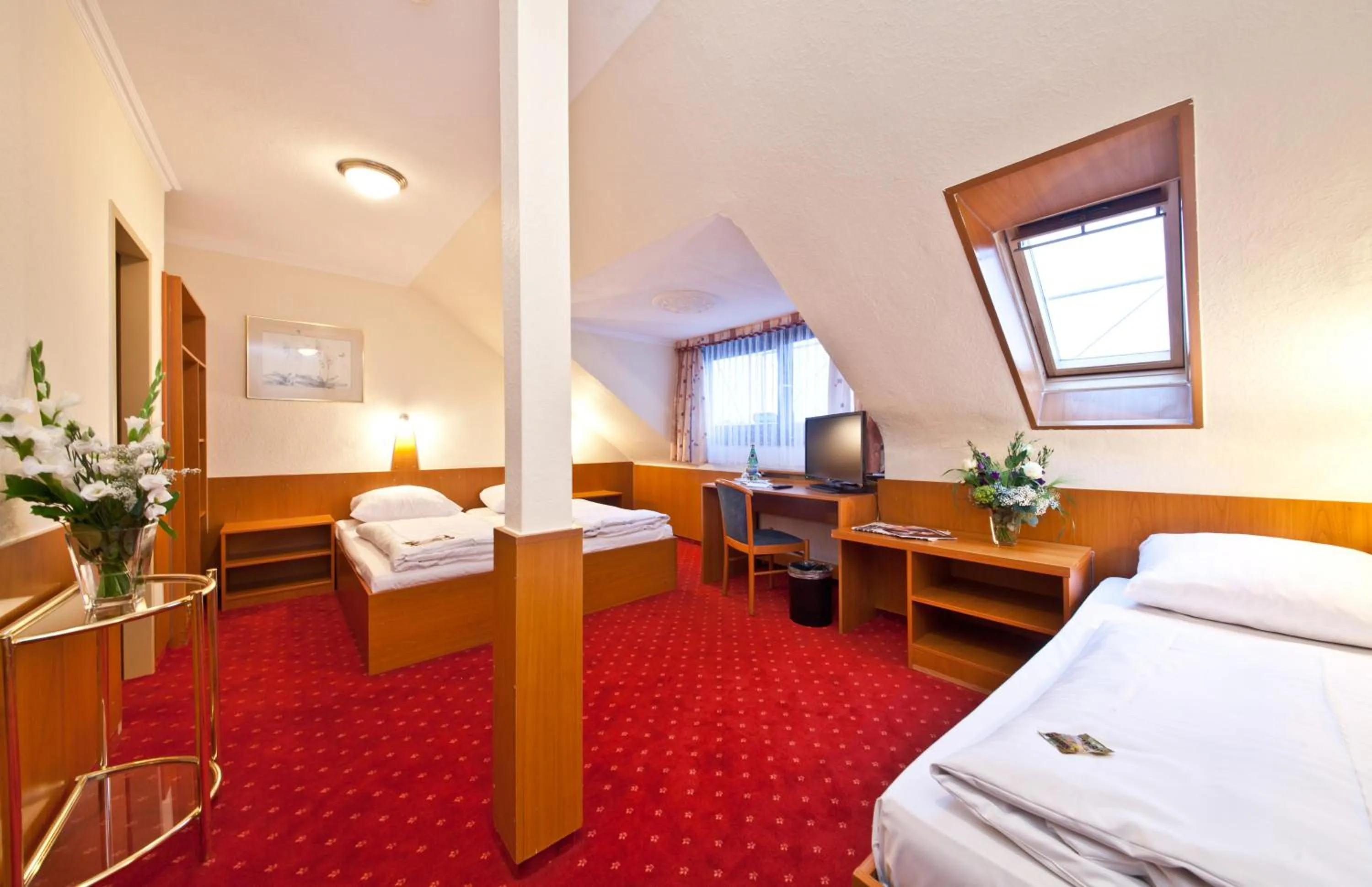Photo of the whole room, Bed in Hotel Primus Frankfurt Sachsenhausen