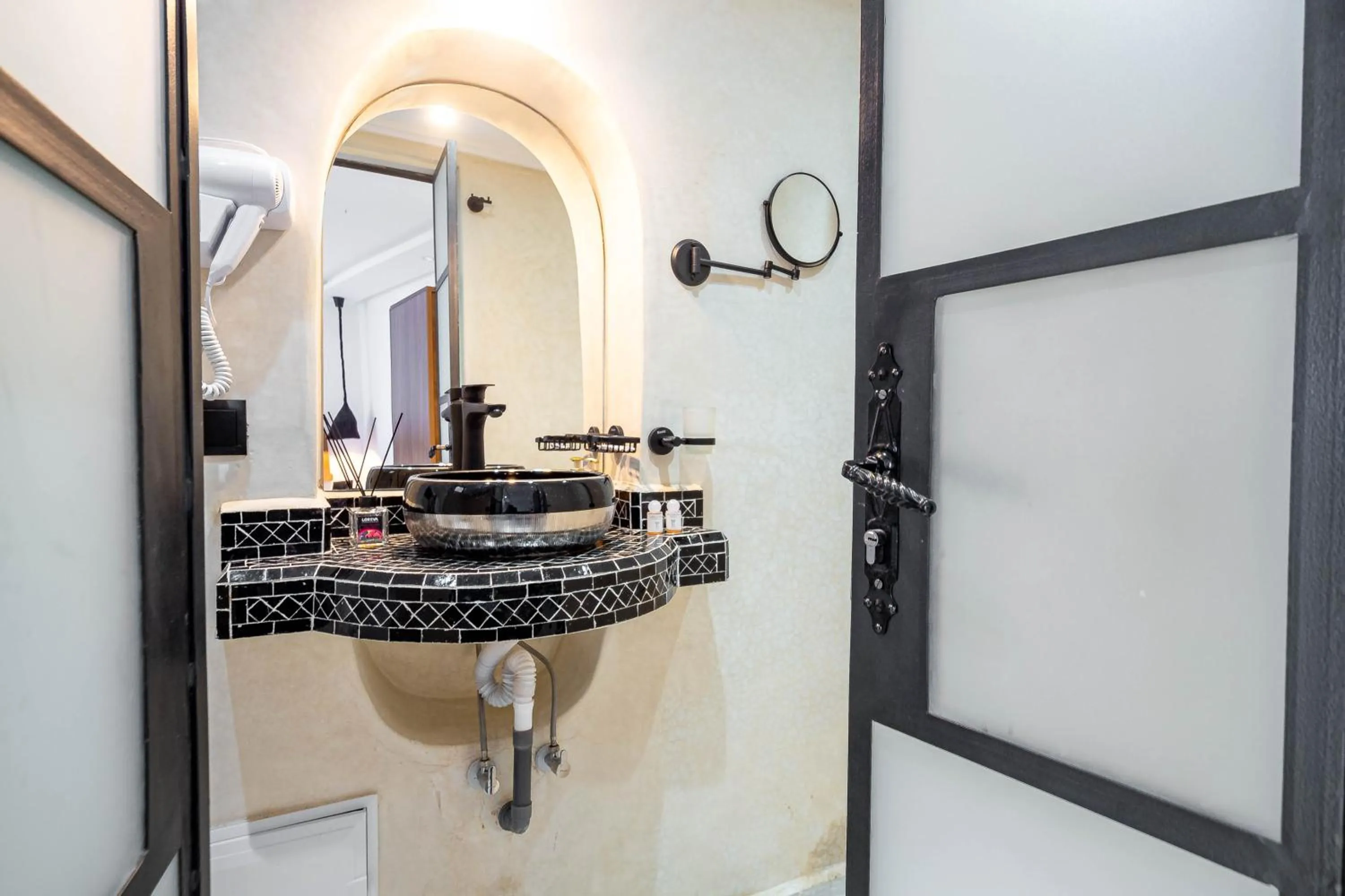 Shower in Riad La Croix Berbere Deluxe