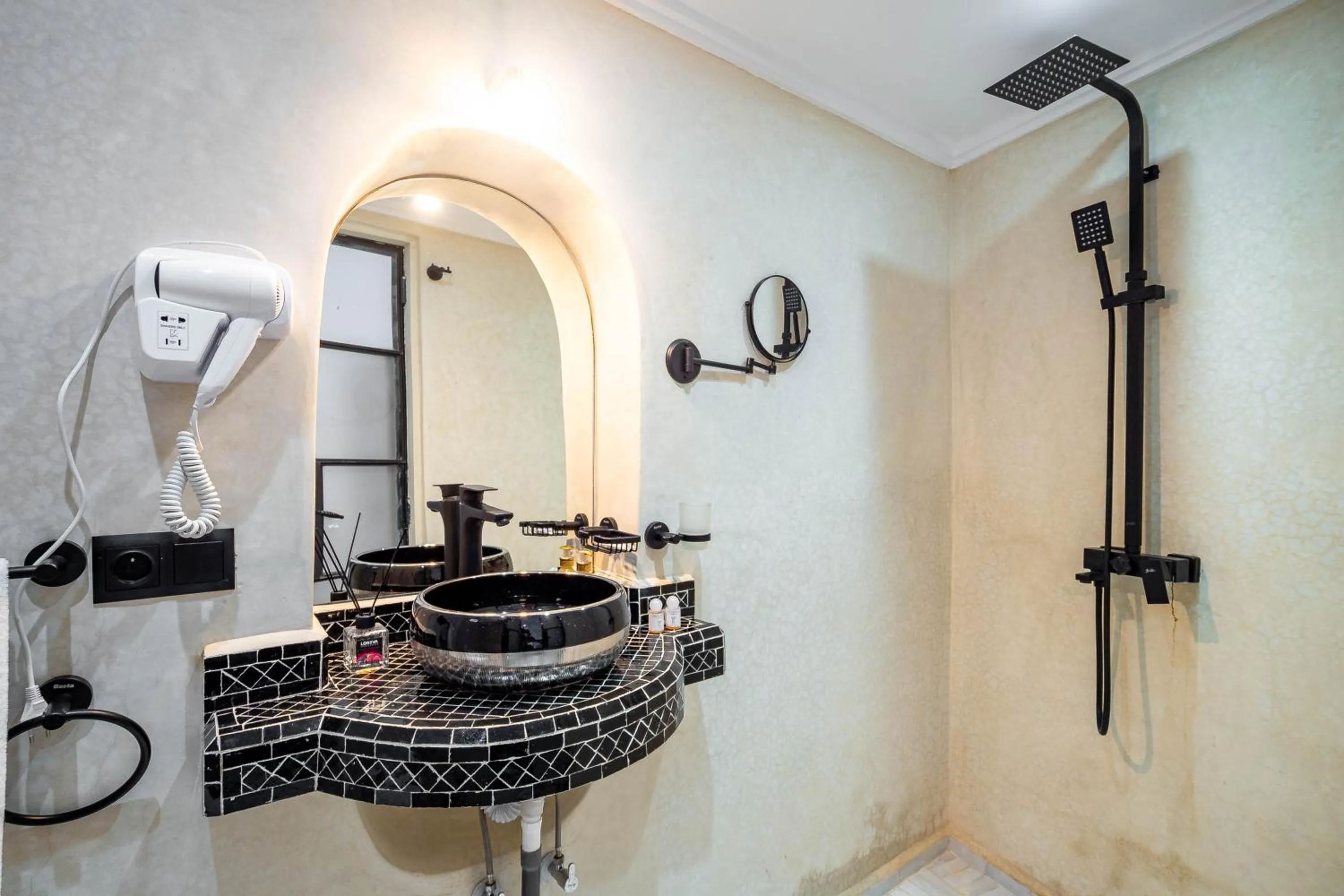 Shower in Riad La Croix Berbere Deluxe