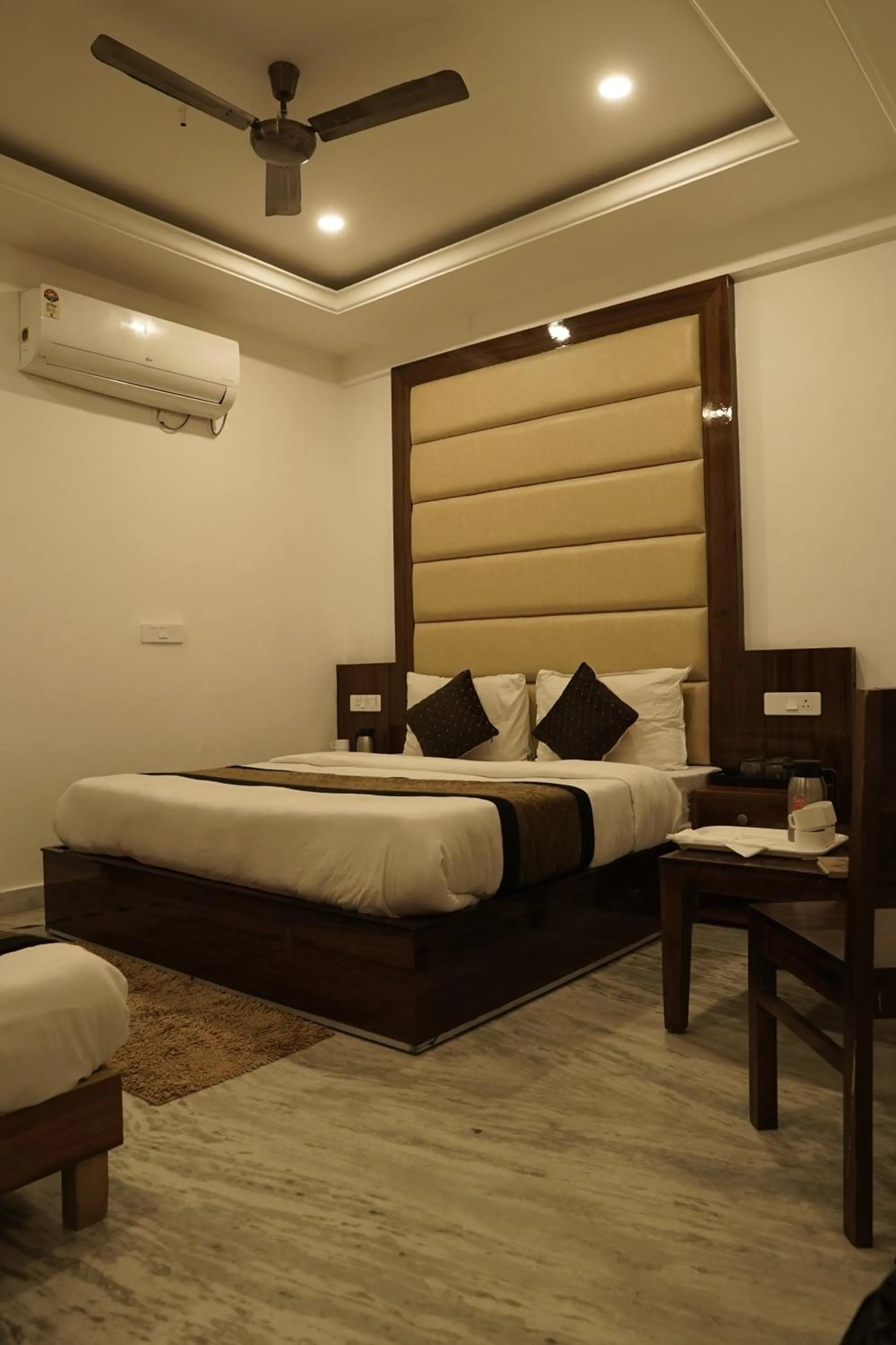 Bathroom, Bed in Hotel The Black Gold