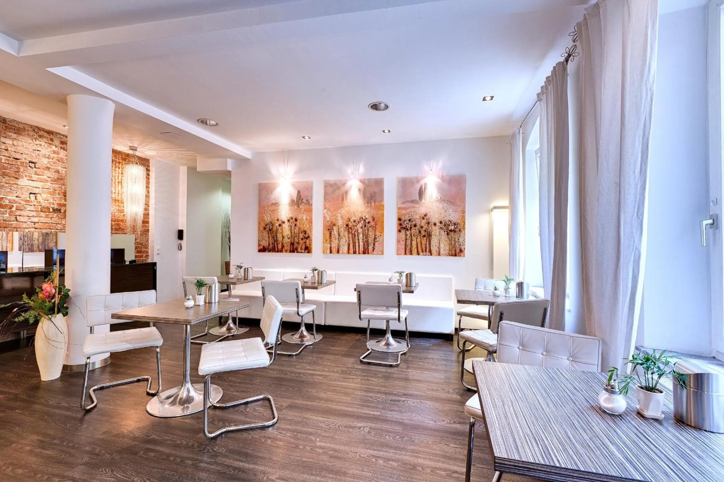 Restaurant/places to eat in ArtHotel City