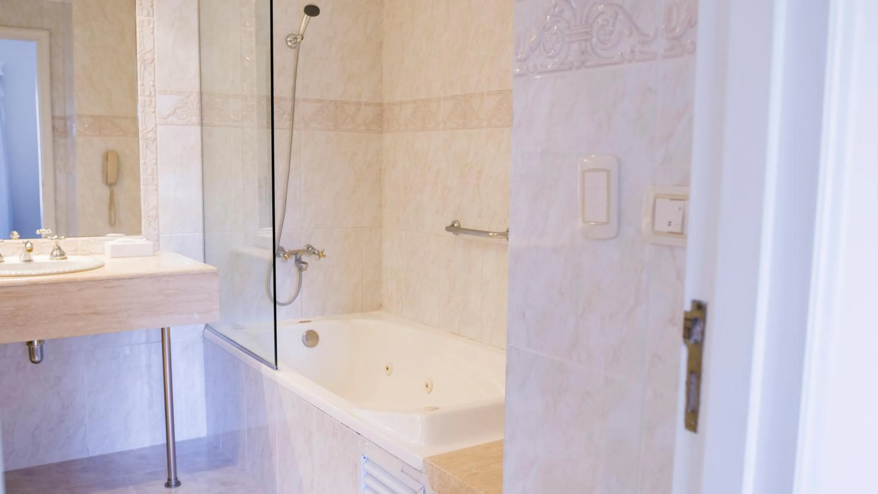 Hot Tub in Parque Hotel Jean Clevers